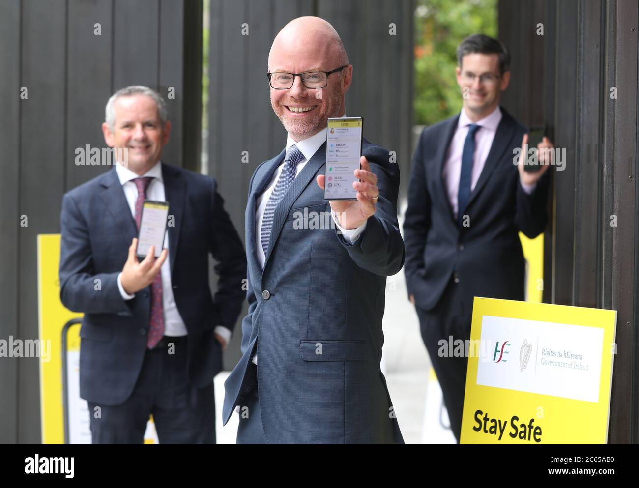 (De gauche à droite) le directeur général de la HSE, Paul Reid, le ministre de la Santé, Stephen Donnelly, et le médecin-chef intérimaire, le Dr Ronan Glynn, lancent l'application de recherche de contacts « Covid Tracker », responsable officiel des services de santé irlandais, au ministère de la Santé de Dublin. Banque D'Images