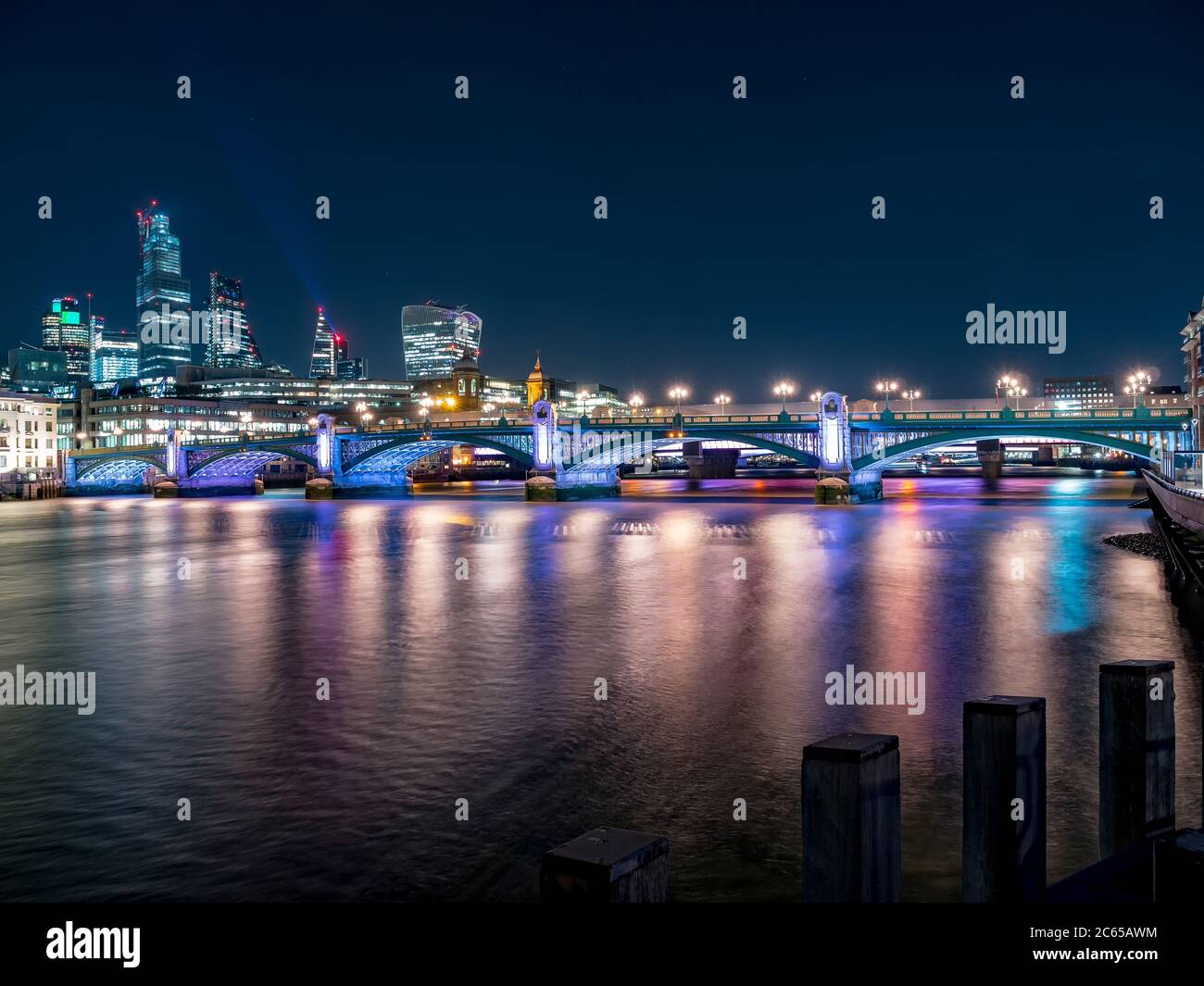 Vue panoramique de nuit sur la Tamise avec pont Southwark et quartier financier en arrière-plan. Paysage Urbain De Londres, Royaume-Uni Banque D'Images