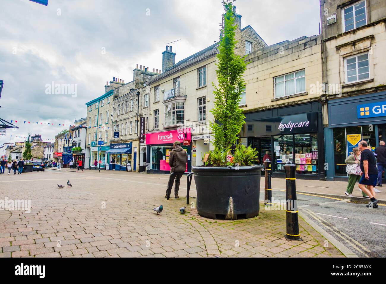 Kendal, Cumbria, Royaume-Uni 4 juillet 2020 : Stricklandgate sur une chaude journée nuageux en été Banque D'Images