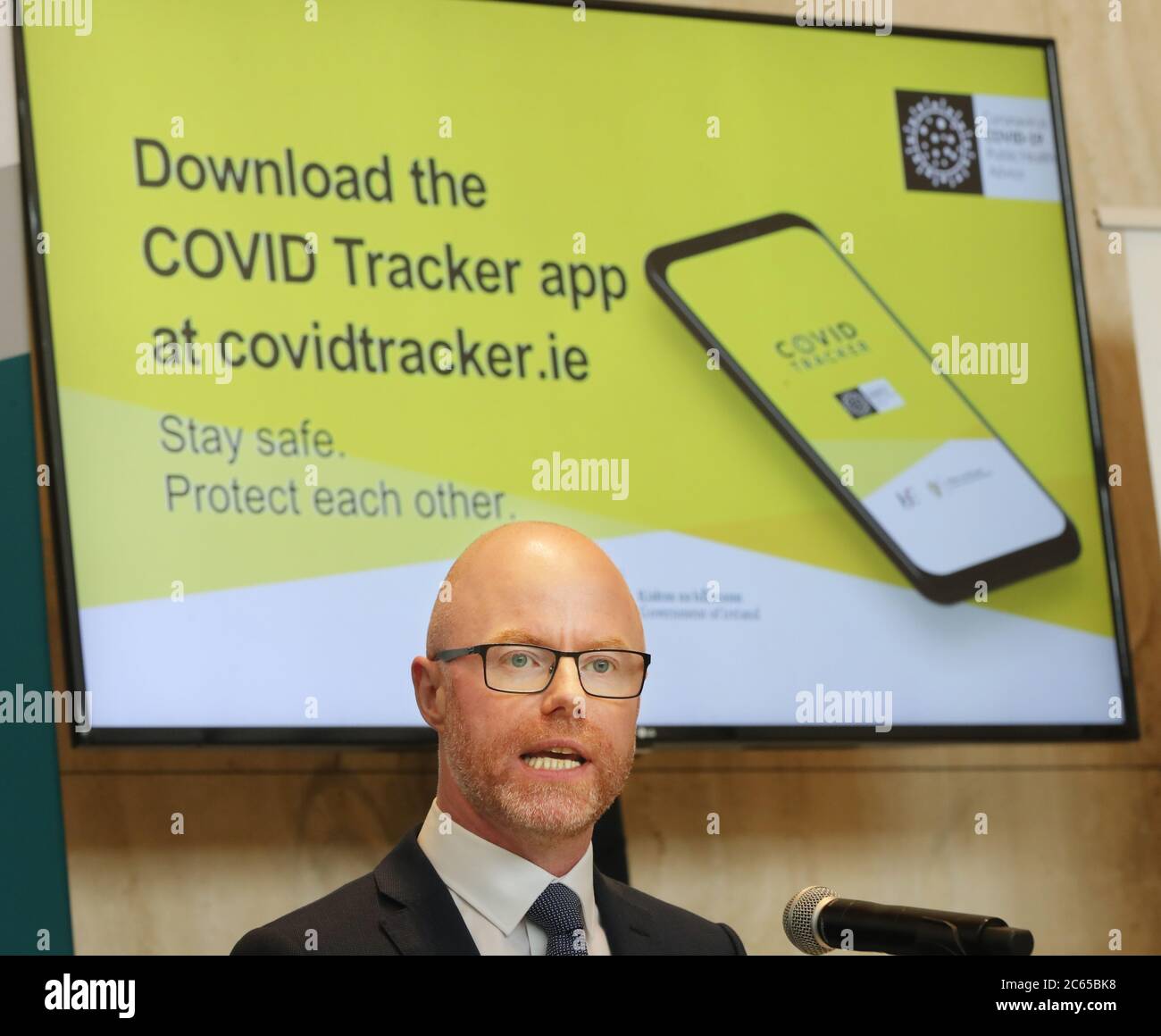 Le ministre de la Santé Stephen Donnelly lance l'application de recherche de contacts « Covid Tracker » officielle du directeur du service de santé irlandais au ministère de la Santé de Dublin. Banque D'Images