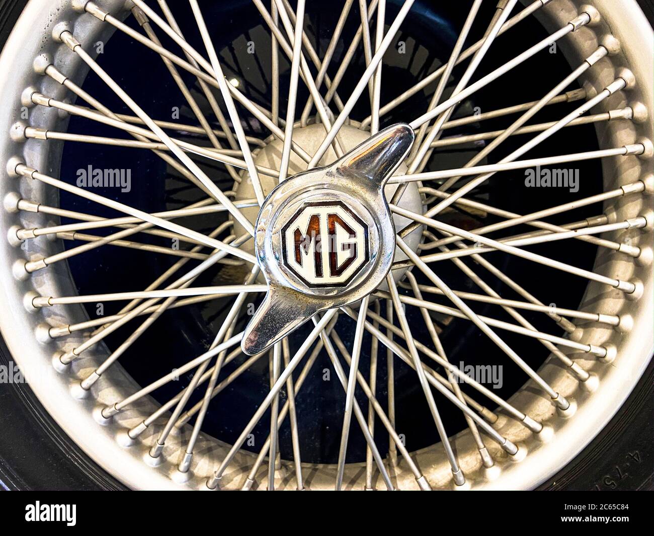 première roue et pneu du modèle de véhicule ancien Banque D'Images