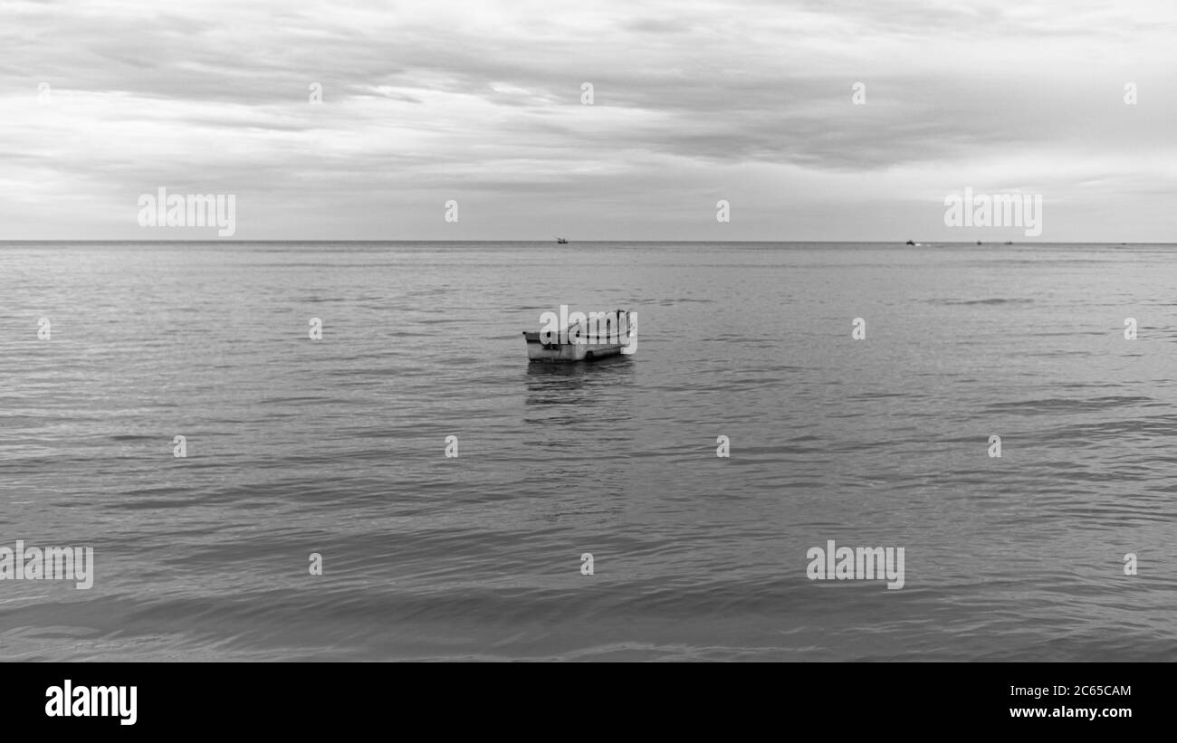 Un bateau solitaire sur la mer avec un style monochrome, Hua Hin Thaïlande Banque D'Images