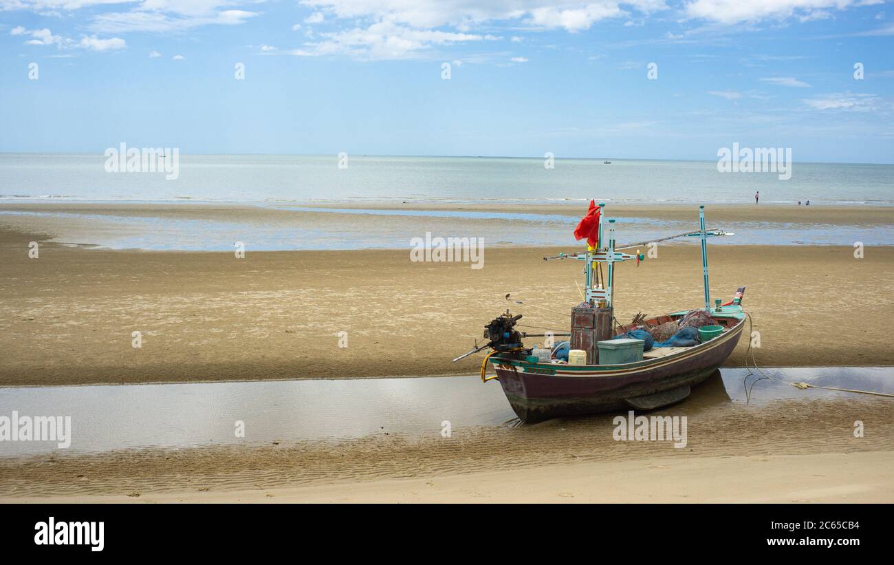 Un bateau traditionnel était sur la rive, Phun Buri Thaïlande Banque D'Images