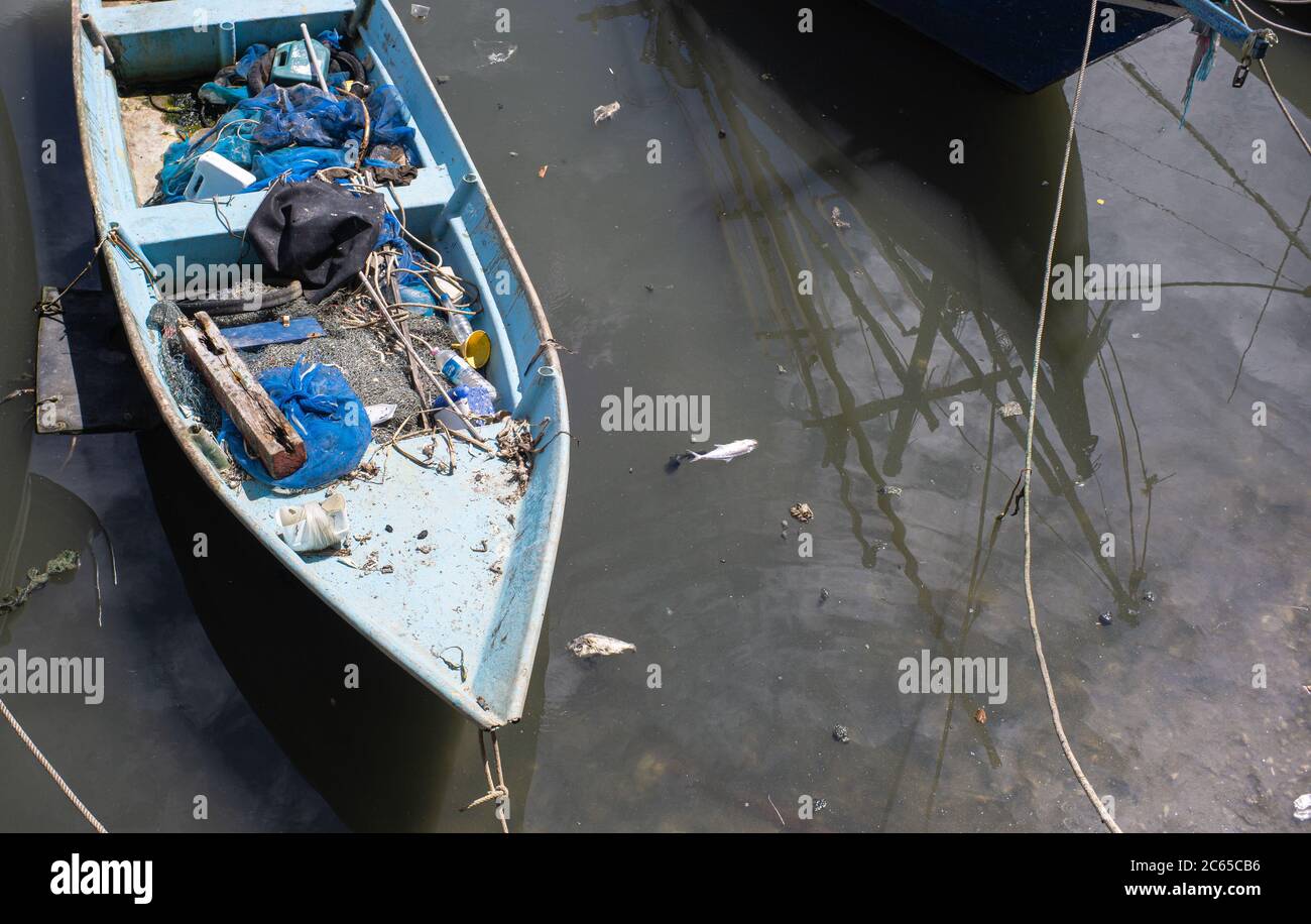 Un bateau a été ancré dans la zone de pollution, Hua Hin en Thaïlande Banque D'Images