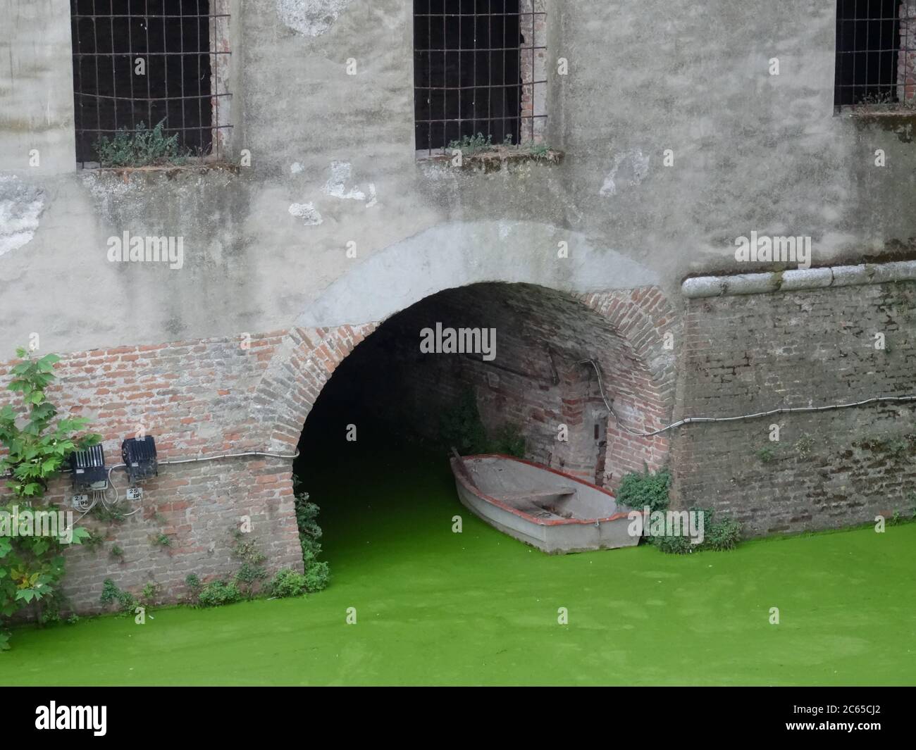 Vue sur un magnifique détail du château de Saint-George à Mantoue. Le détail des deux fenêtres et le trou d'entrée avec un bateau attaché ressemble à un fa Banque D'Images