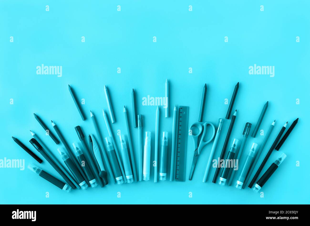 L'école fournit un fond dans la couleur tendance de l'aqua. Concept de retour à l'école. Pose à plat. Vue de dessus. Toile de fond pour votre conception. Copier l'espace. Banque D'Images