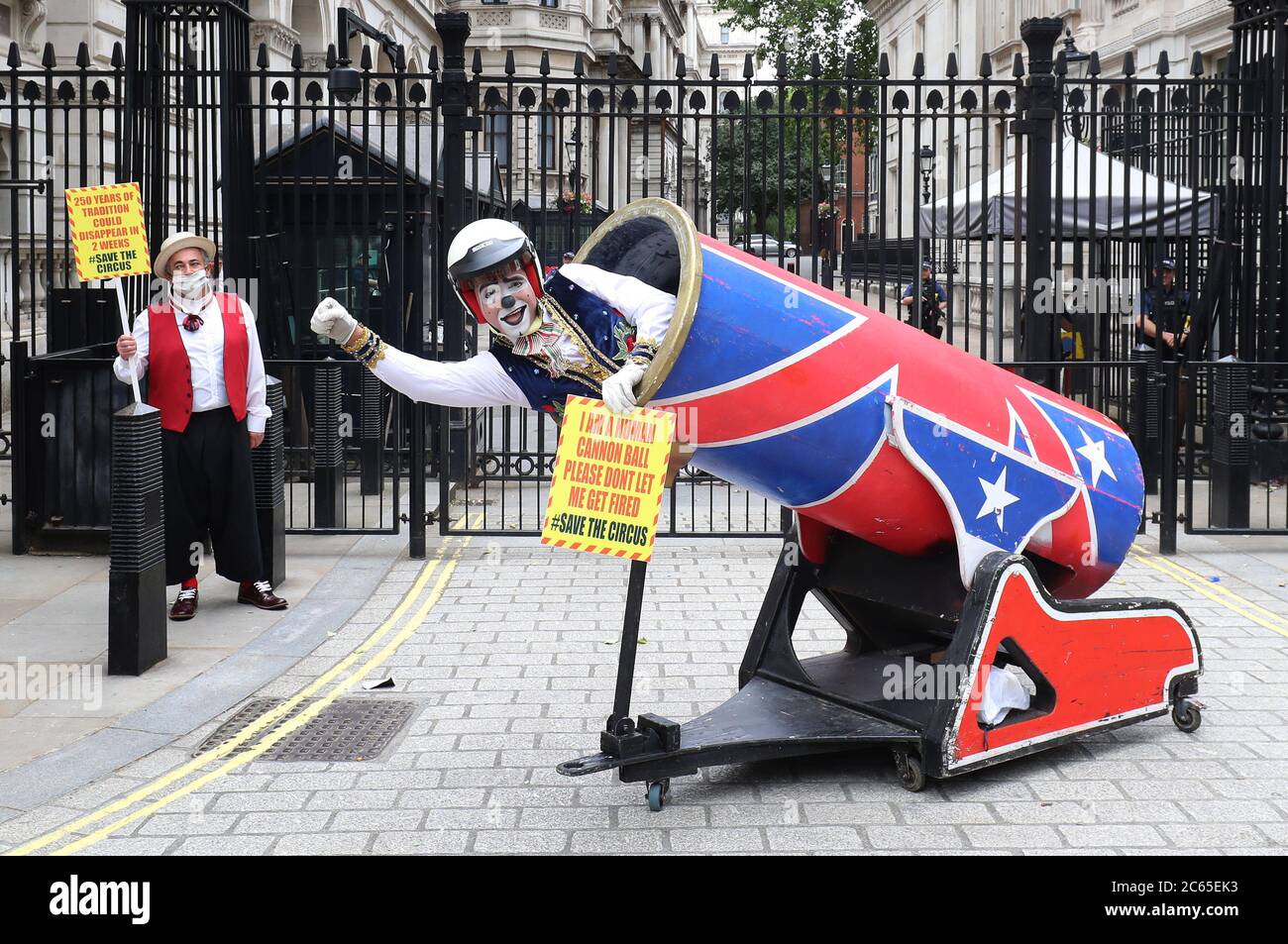 Les artistes de cirque de l'Association des propriétaires de cirque (ACP) livrent une pétition au 10 Downing Street, Londres, demandant le droit de rouvrir avant la saison estivale très chargée. Banque D'Images