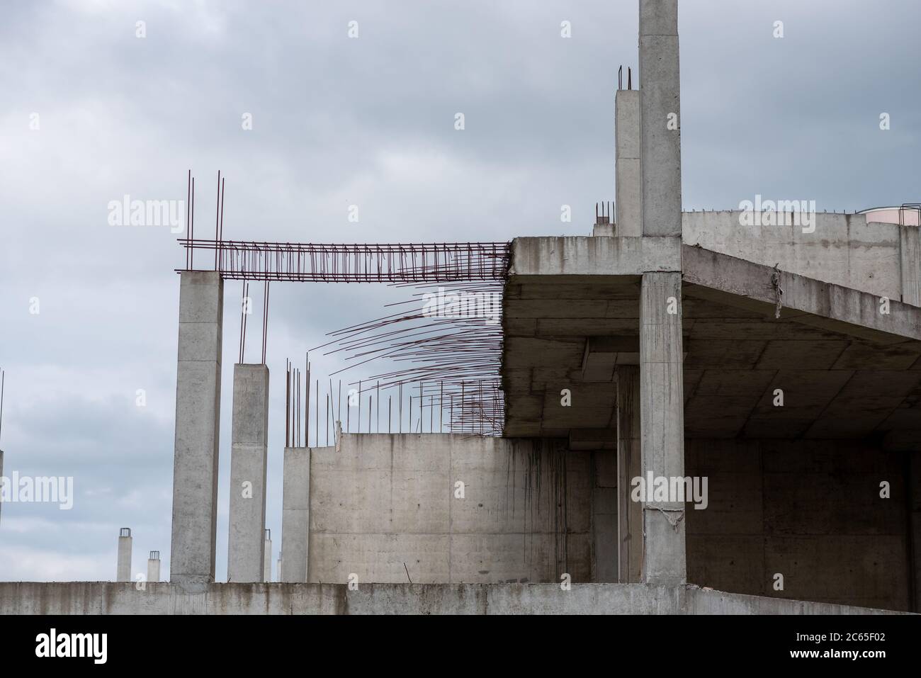 En collant le renforcement au chantier d'une nouvelle maison. Banque D'Images