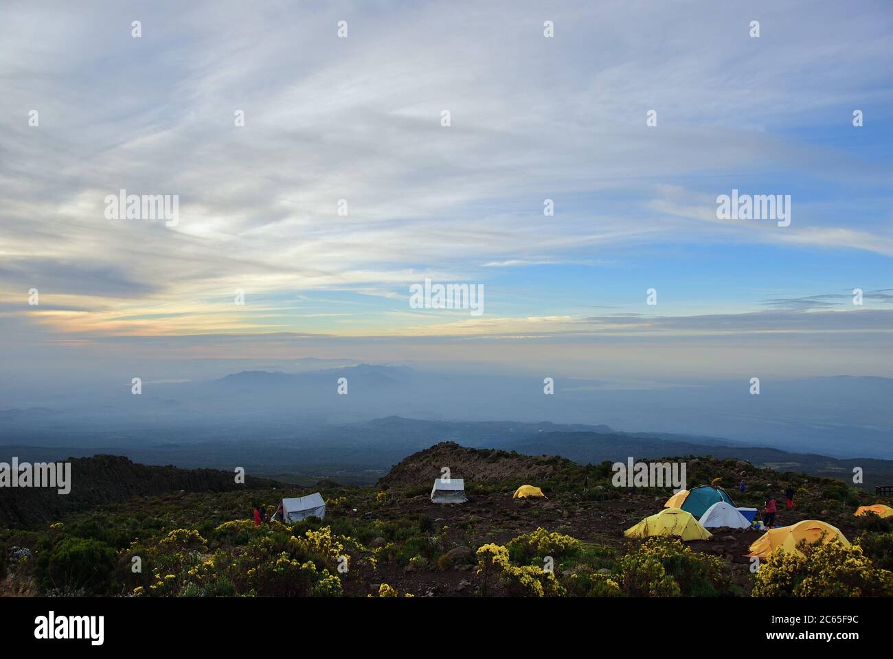 Magnifique paysage du mt Kilimanjaro de Horombo Hut à l'aube. Camp Horombo perché sur un petit plateau alt 3705m d'une capacité totale de 120 grimpeurs Banque D'Images