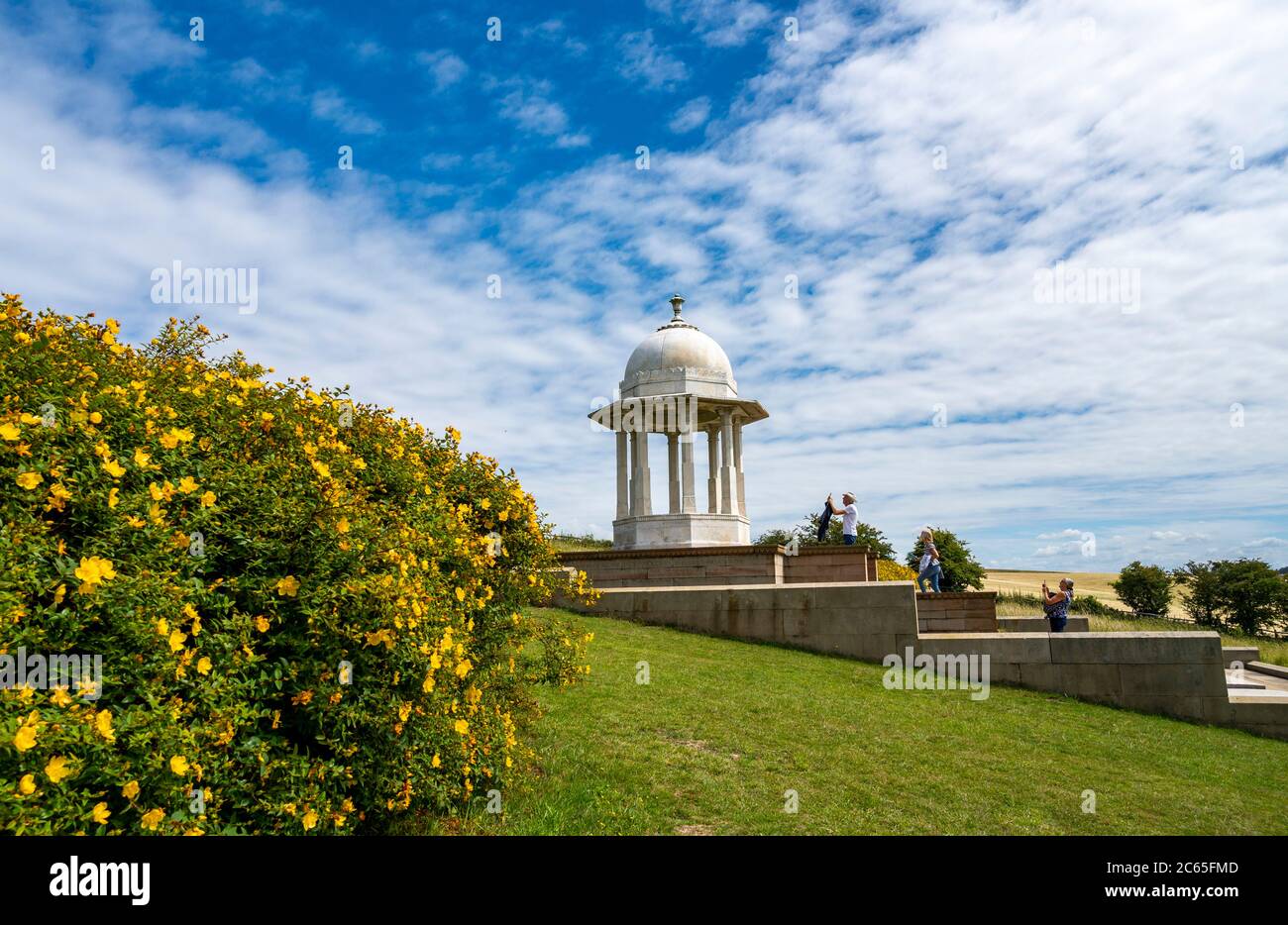 Brighton UK 7 juillet 2020 - les visiteurs prennent des photos du mémorial de Chattri aux soldats indiens qui sont morts dans la première Guerre mondiale sur les South Downs juste au nord de Brighton aujourd'hui, lors d'une journée ensoleillée, mais les prévisions sont pour des conditions météorologiques plus instables dans les prochaines Jours : crédit Simon Dack / Alamy Live News Banque D'Images