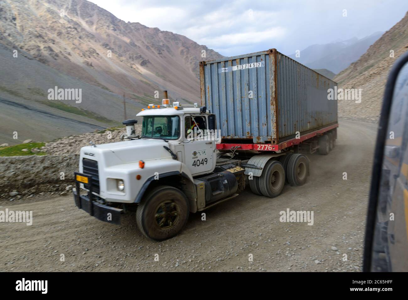 Camions-conteneurs roulant sur la route de terre bien entretenue jusqu'à la mine d'or Kumtor.Kirghizistan Banque D'Images