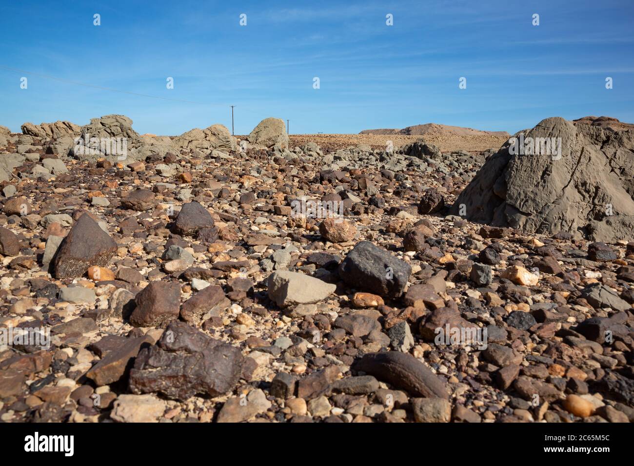 Roche volcanique et sédiments dans un lit de rivière séché dans le paysage de montagne d'Oman Banque D'Images
