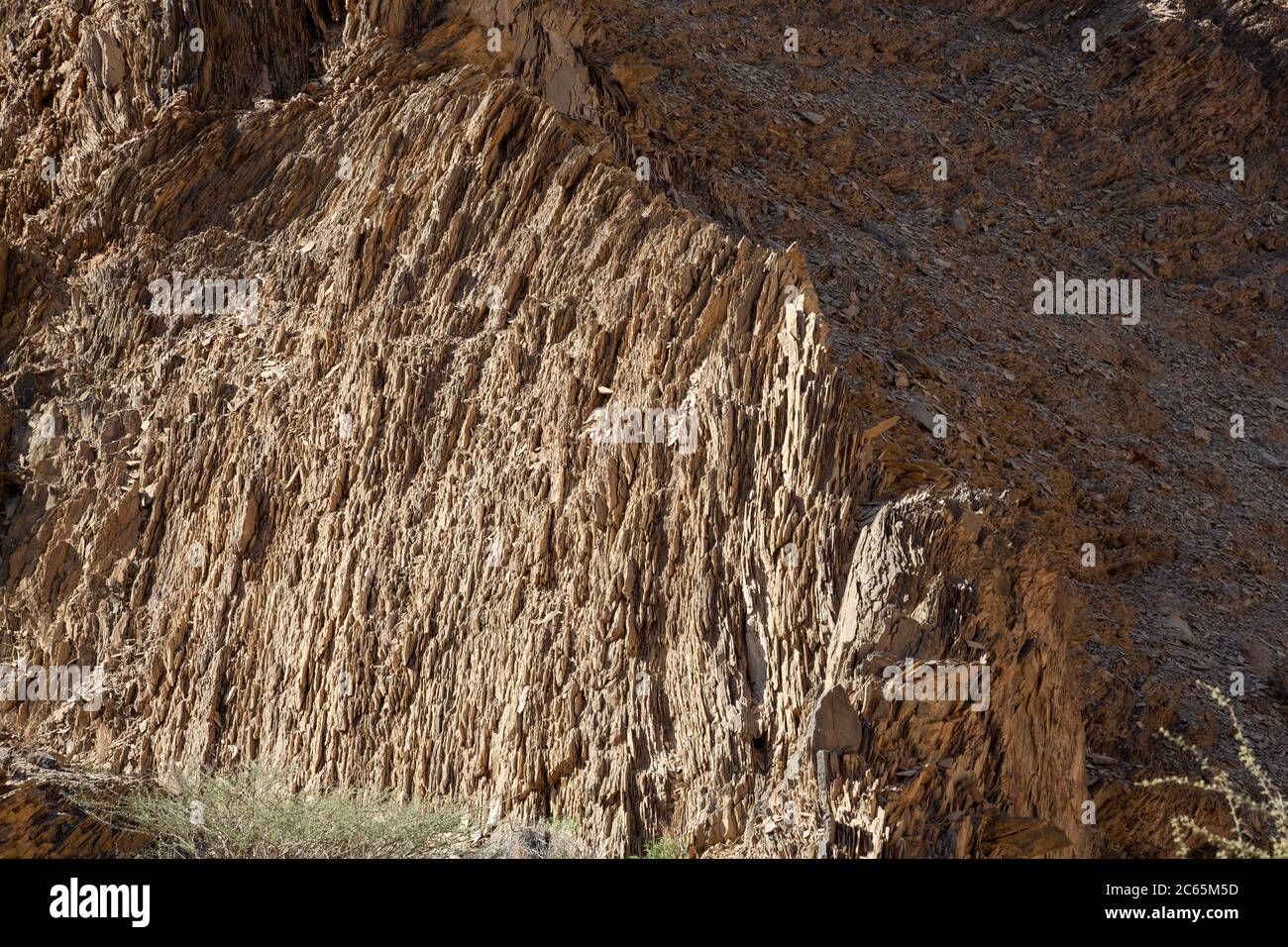 Sédiments robustes soumis à des contraintes tectoniques, montrant des couches de roche minces dans Wadi Arbiyeen, en Oman Banque D'Images
