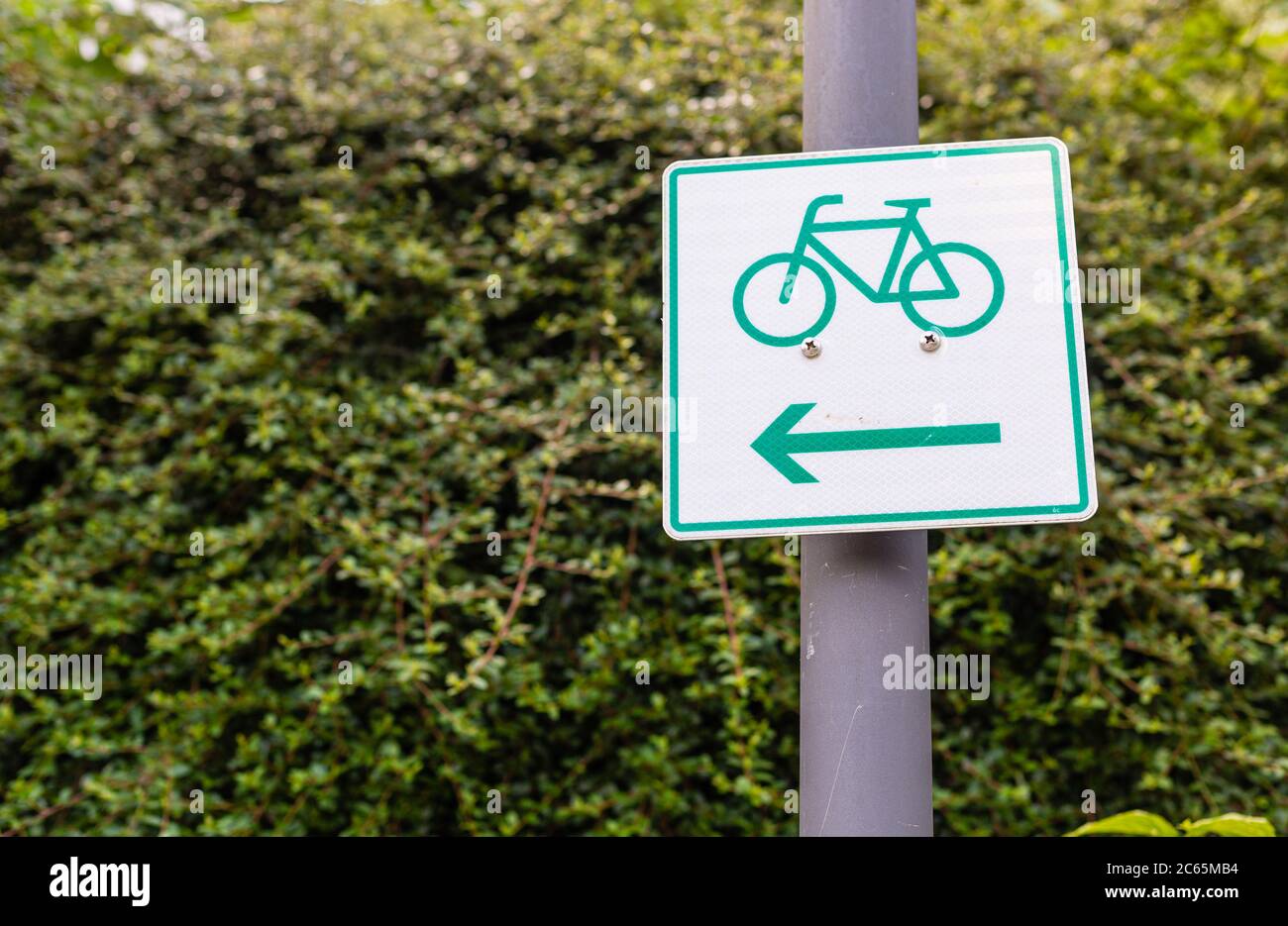 Panneau de signalisation, route pour vélos. Vélo de tourisme. Signe vert. Marquage des itinéraires de vélo. Banque D'Images