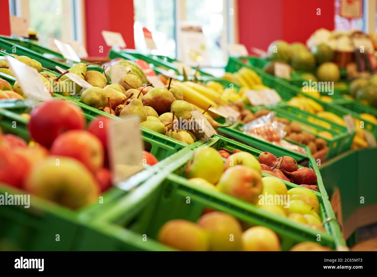 La zone de fruits fourrée avec des pommes et des poires au supermarché Banque D'Images