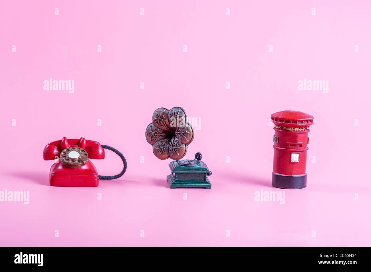 Téléphone antique, gramophone, boîte postale sur fond rose Banque D'Images