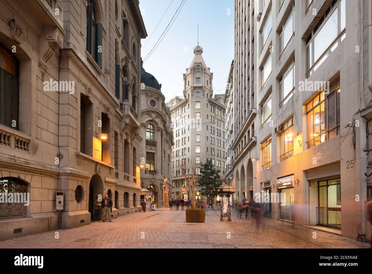 Santiago du Chili, région Metropolitana, Chili, Amérique du Sud - Aristia Building à New York Street, dans le quartier de stock Market à dow Banque D'Images