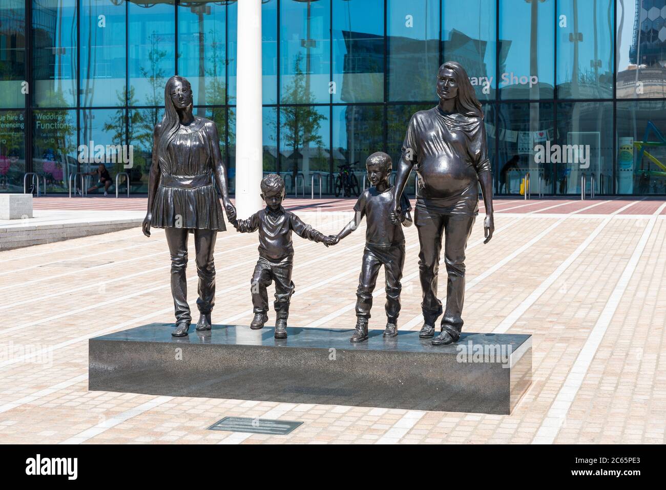 Une véritable sculpture de la famille de Birmingham moulée en bronze par Gillian Wearing à Centenary Square, Birmingham, Royaume-Uni Banque D'Images