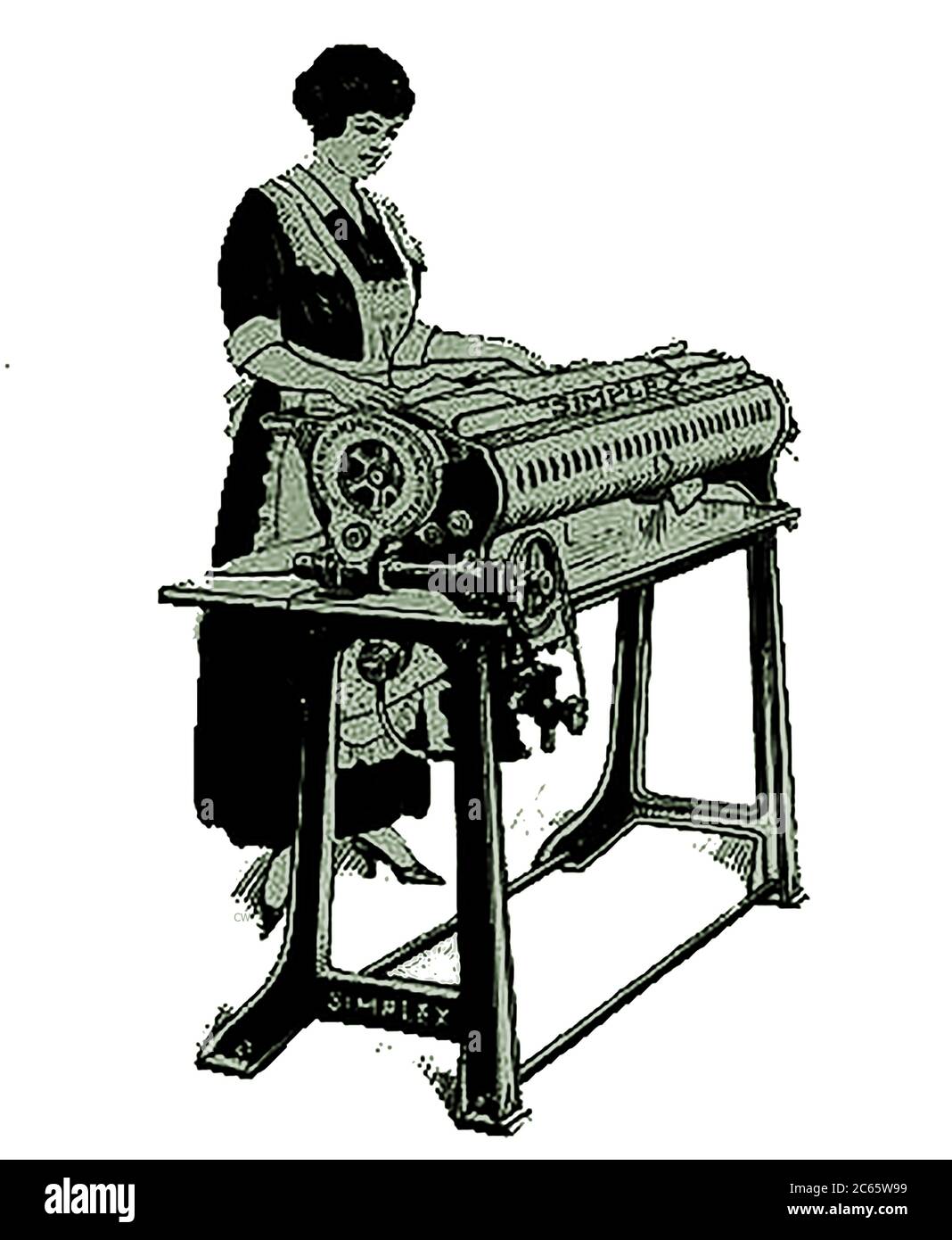 Une femme exploitant une machine à repasser électrique domestique Simplex (d'une publicité canadienne de 1920). Il a été construit et distribué par l'American repassage machine Company de 506-168 North Michigan Avenue, Chicago, Illinois et 70 West 45th Street, New York. La publicité vantait que la machine pouvait réaliser un repassage moyen en une seule heure à un coût de 3 cents. Il a averti que les jupes et les femmes de chemises ne pouvaient pas être repassées par le Simplex. Banque D'Images