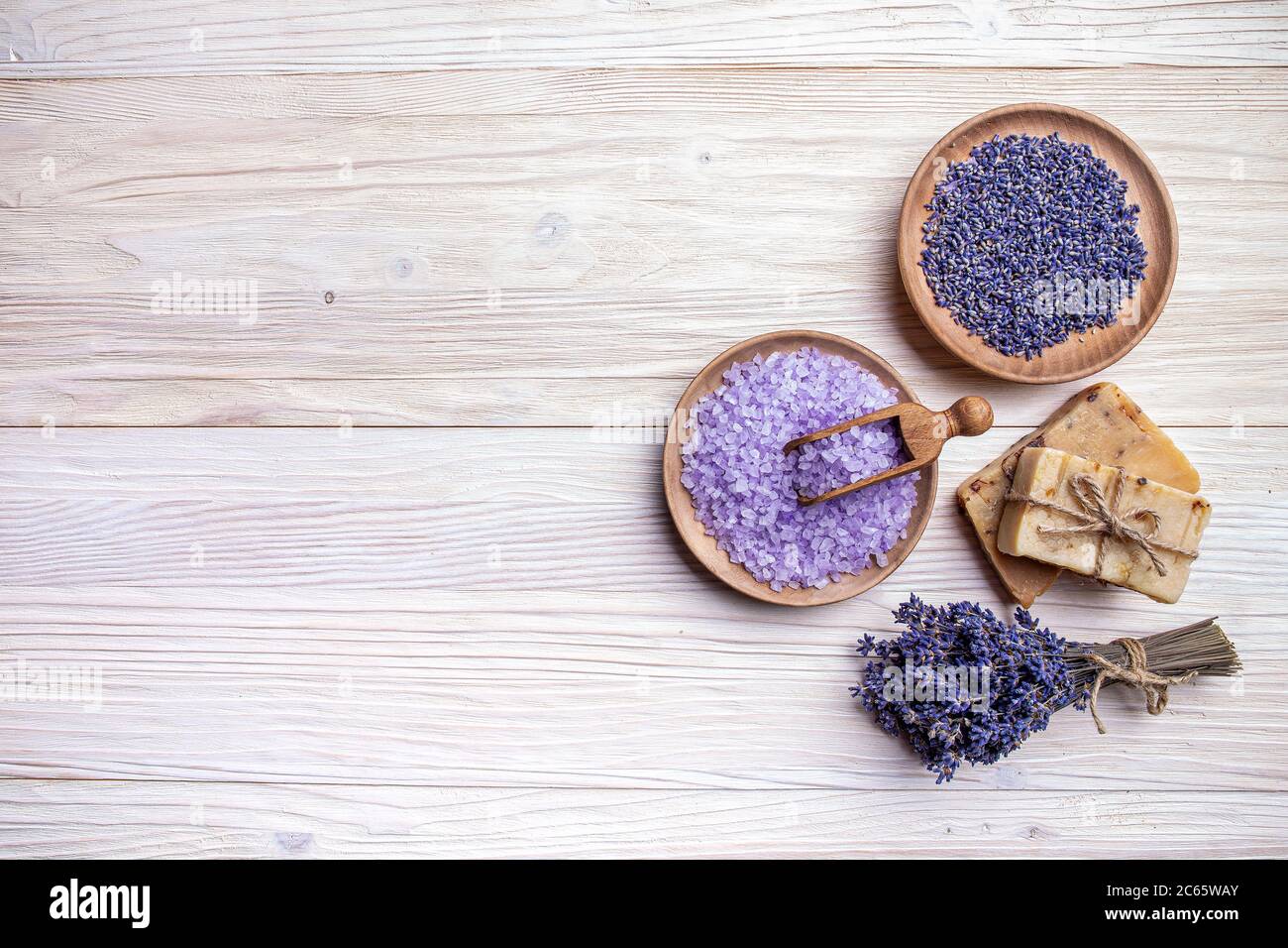 Produits spa lavande sur une table en bois, vue sur le dessus, espace copie Banque D'Images