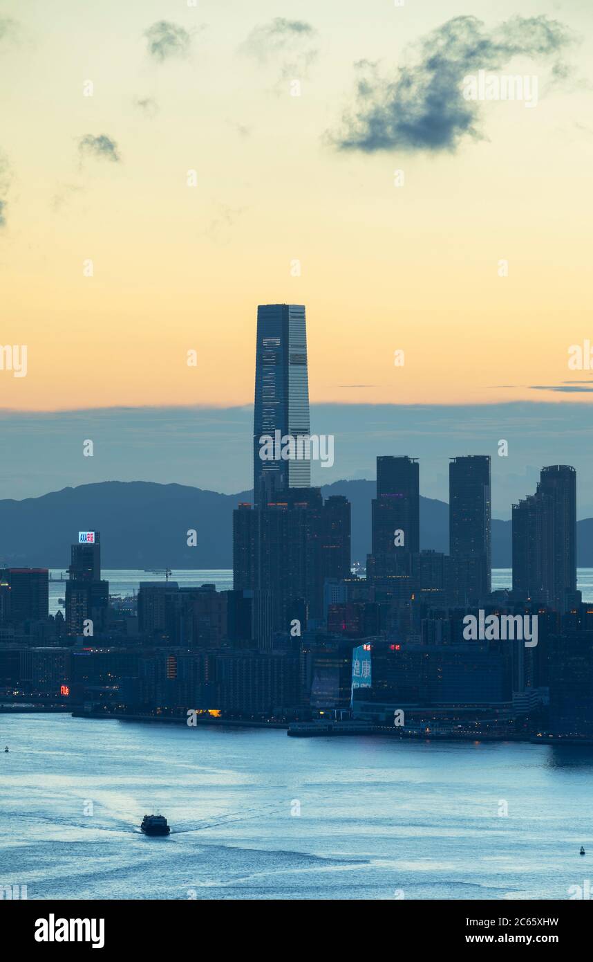 Centre du commerce international (ICC) et Tsim Sha Tsui au coucher du soleil, à Hong Kong Banque D'Images