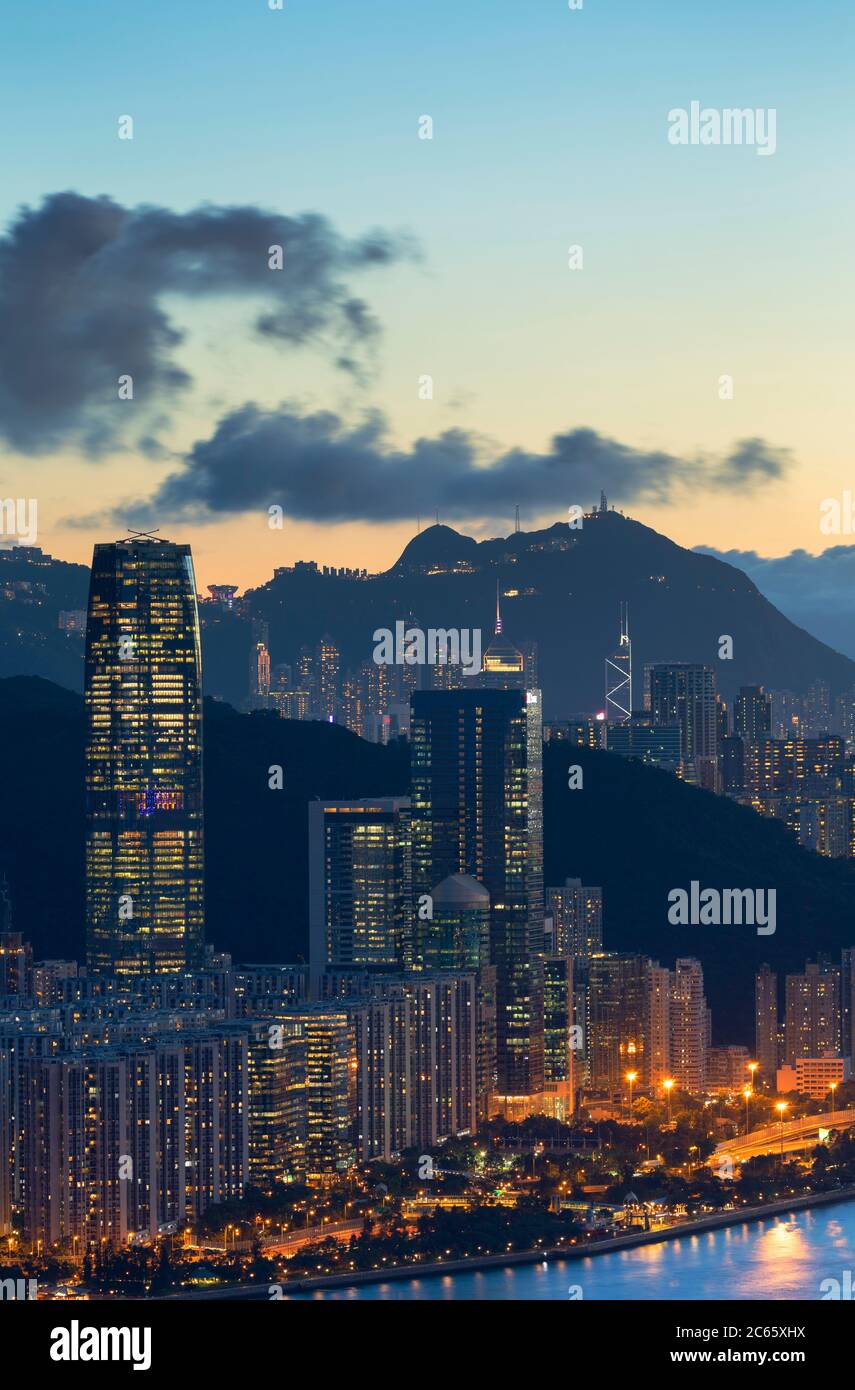 L'horizon de l'île de Hong Kong, Hong Kong, au coucher du soleil Banque D'Images