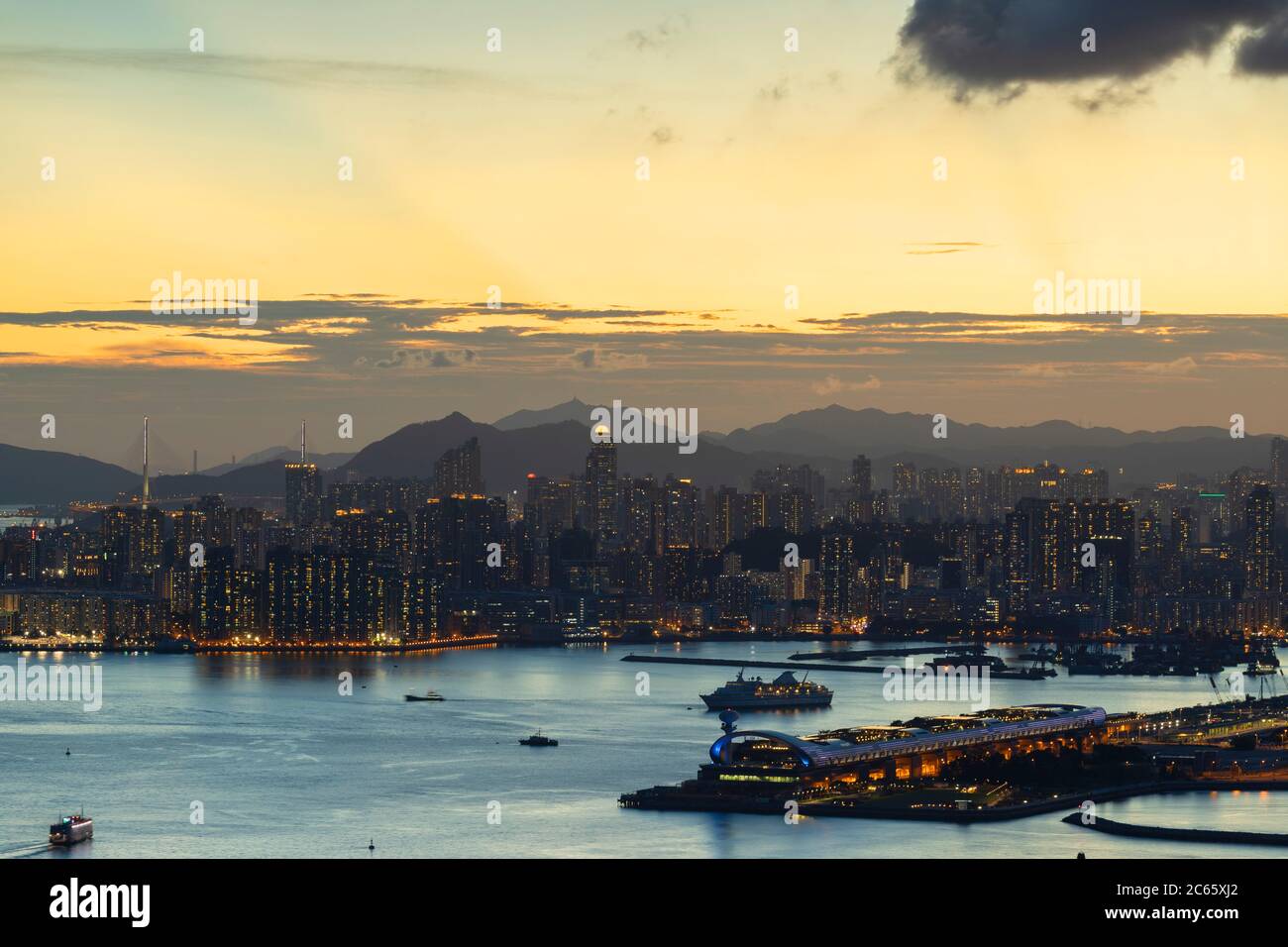 Vue sur Kowloon et le terminal de croisière de Kai Tak au coucher du soleil, à Hong Kong Banque D'Images