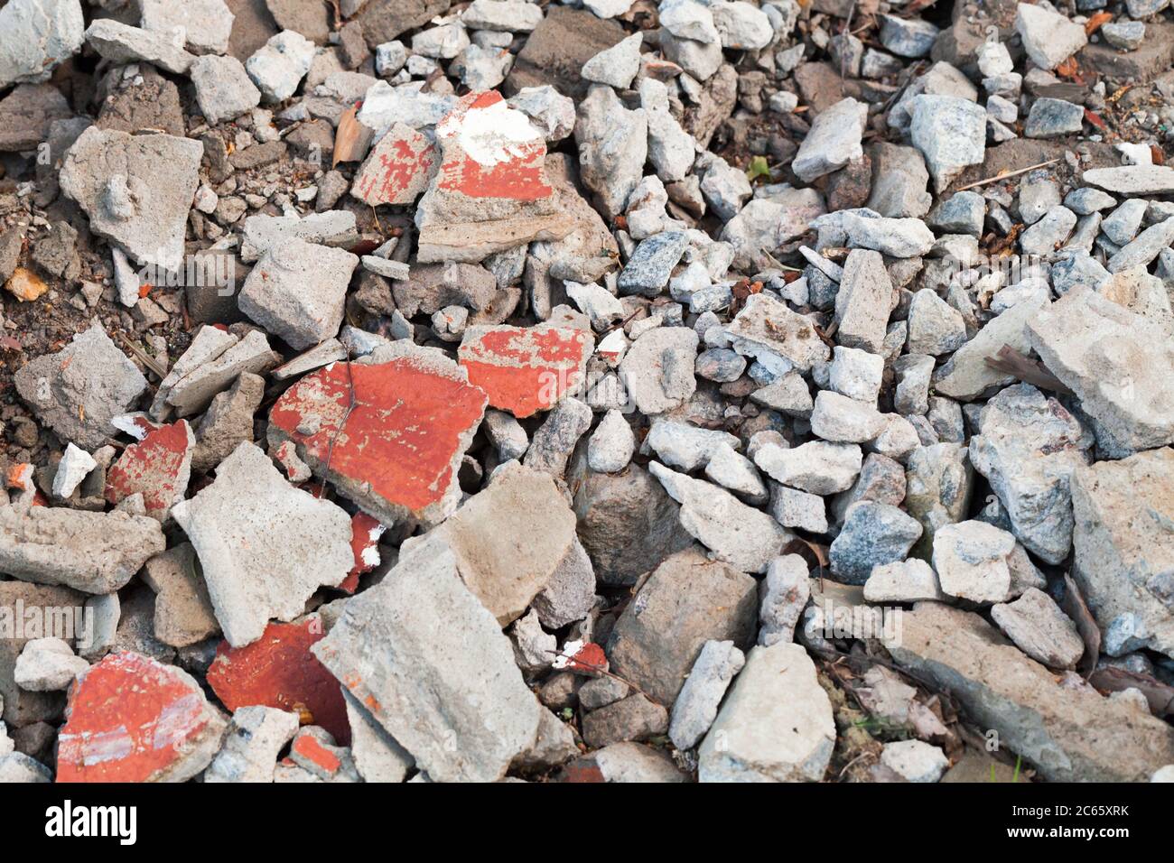 La photo de fond de la poubelle de construction, des briques cassées et des morceaux de béton reposent sur le sol Banque D'Images