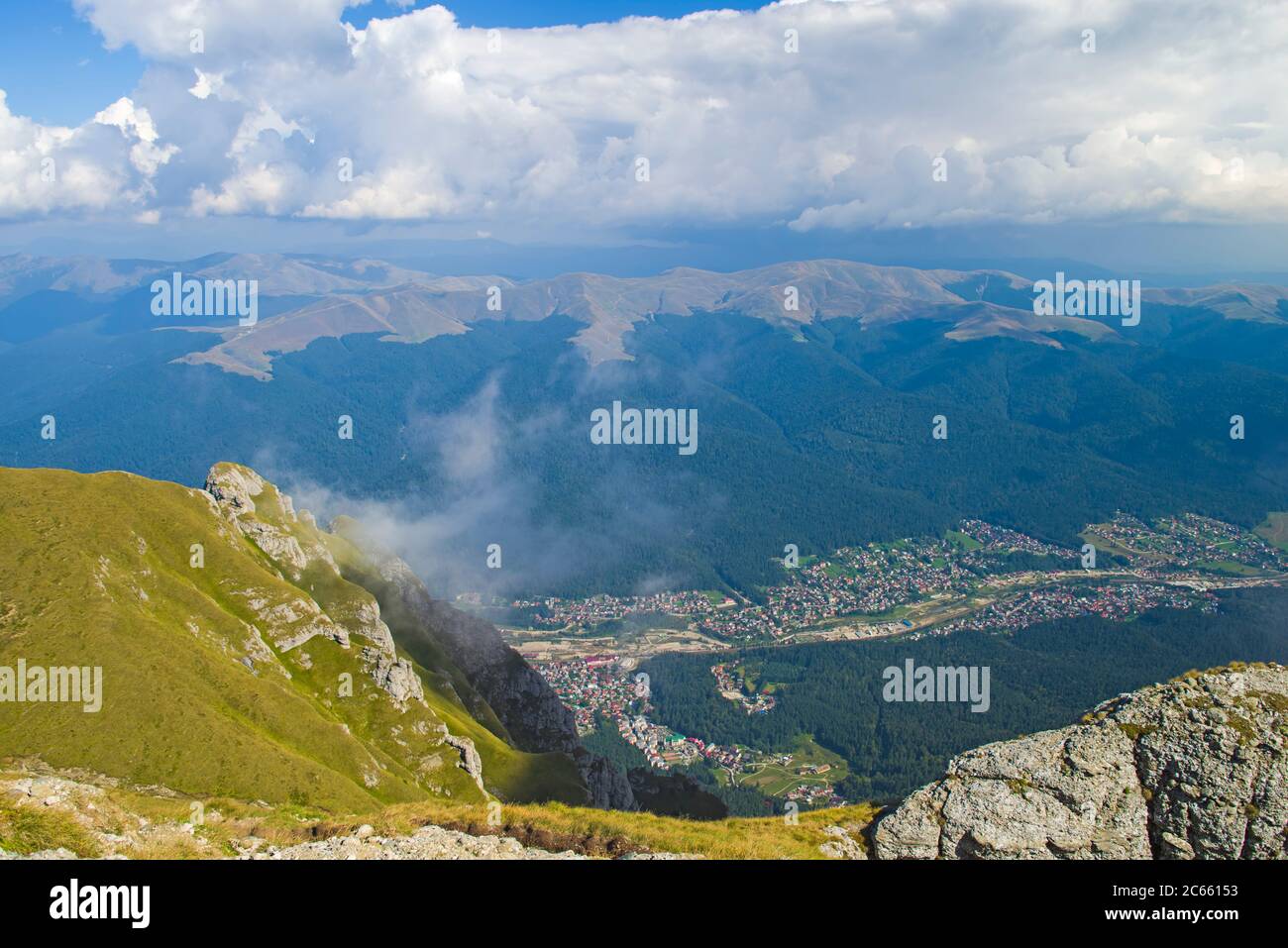 Vue aérienne des villages de montagne dans les Carpates roumains. Vallée de Prahova vue du sommet dans un paysage d'été Banque D'Images