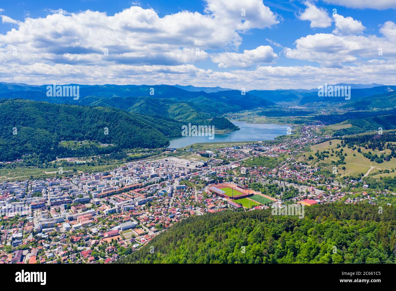 Vue aérienne de la ville de montagne en Roumanie, paysage d'été de la ville de Piatra Neamt dans une belle région Banque D'Images