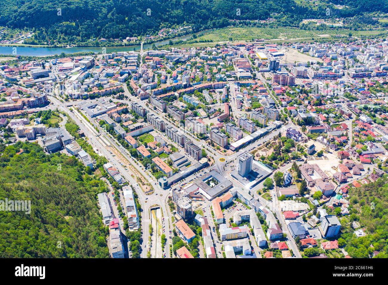 Paysage urbain d'été depuis le haut en Roumanie, vue aérienne de la ville de Piatra Neamt Banque D'Images
