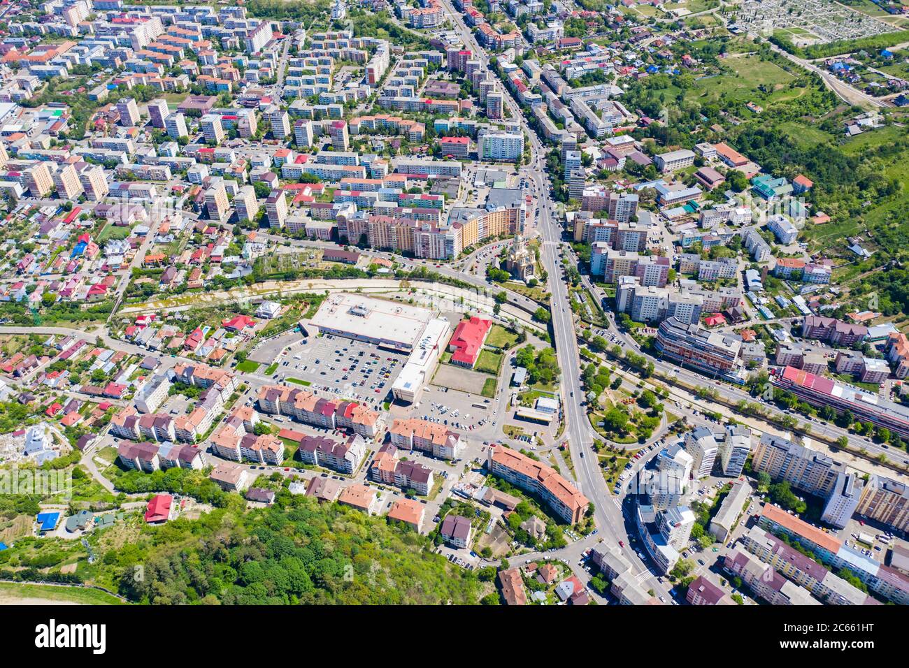 Piatra Neamt paysage urbain en Roumanie, vue au-dessus pendant l'été Banque D'Images