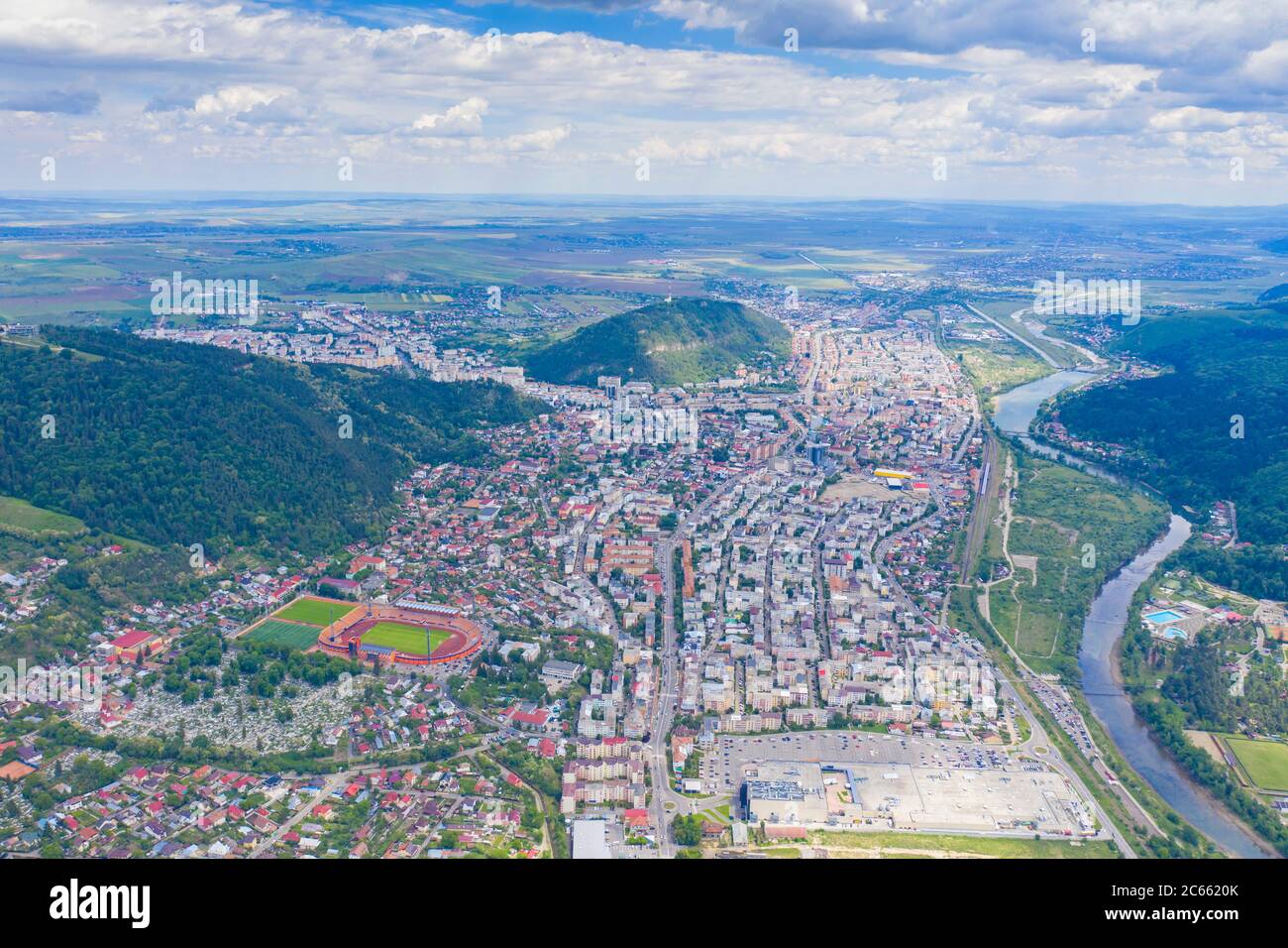 Vue aérienne de la ville en été, Piatra Neamt vue d'en haut en Roumanie. Banque D'Images