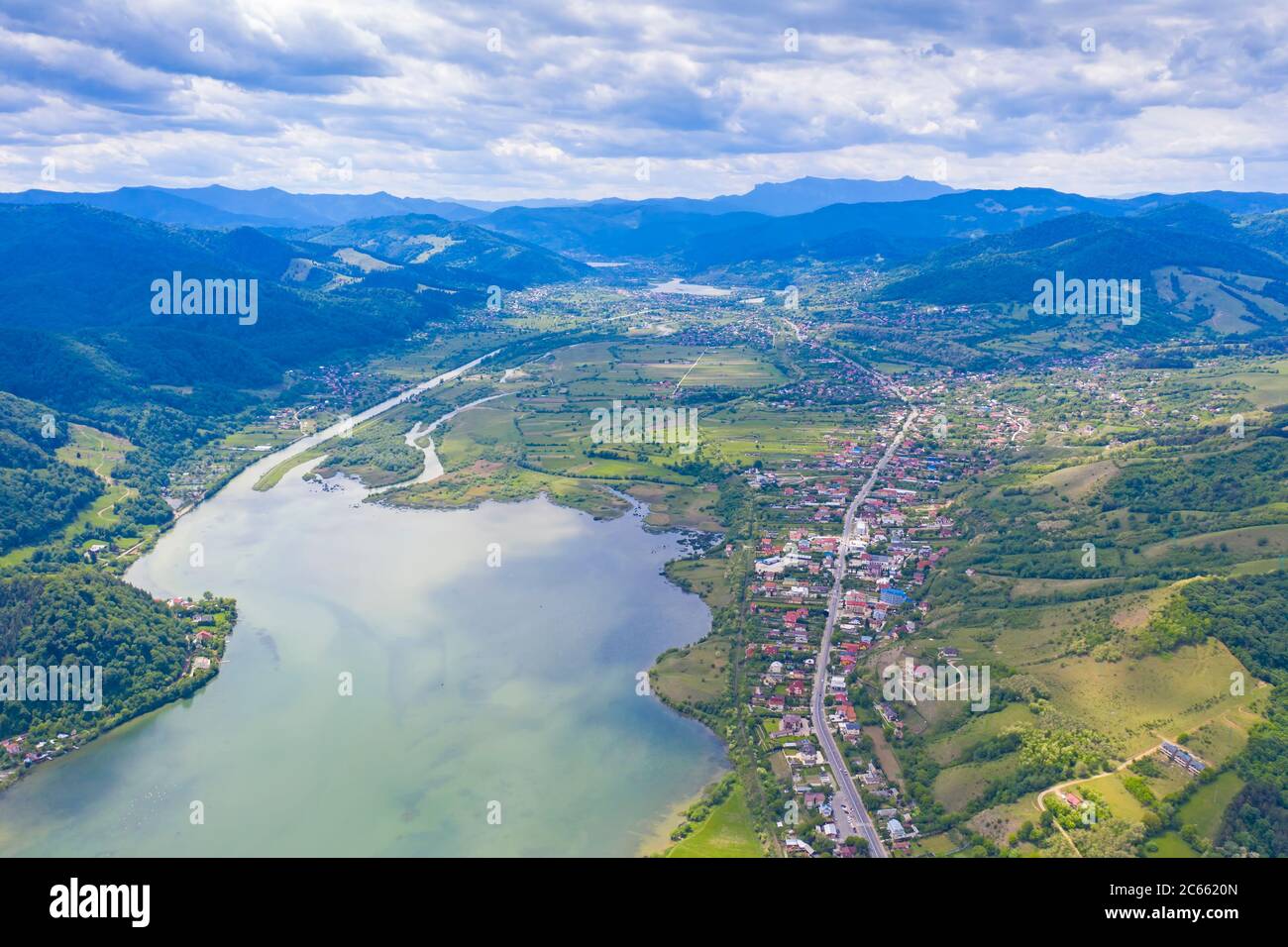 Paysage aérien de villages de vallée fluviale en Roumanie, scène d'été dans les Carpates roumains. Banque D'Images