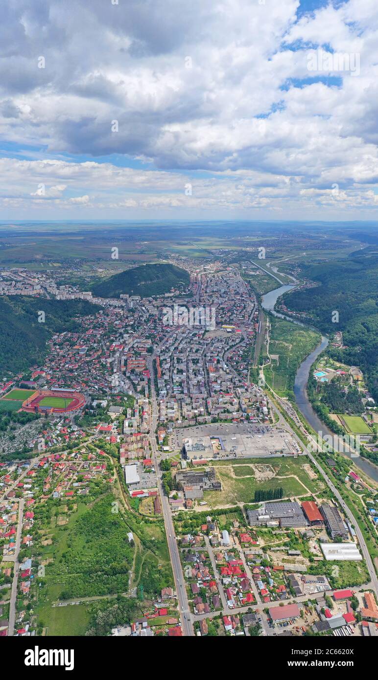 Panorama vue aérienne de la ville d'été, Piatra Neamt ville au-dessus de la vue en Roumanie. Banque D'Images