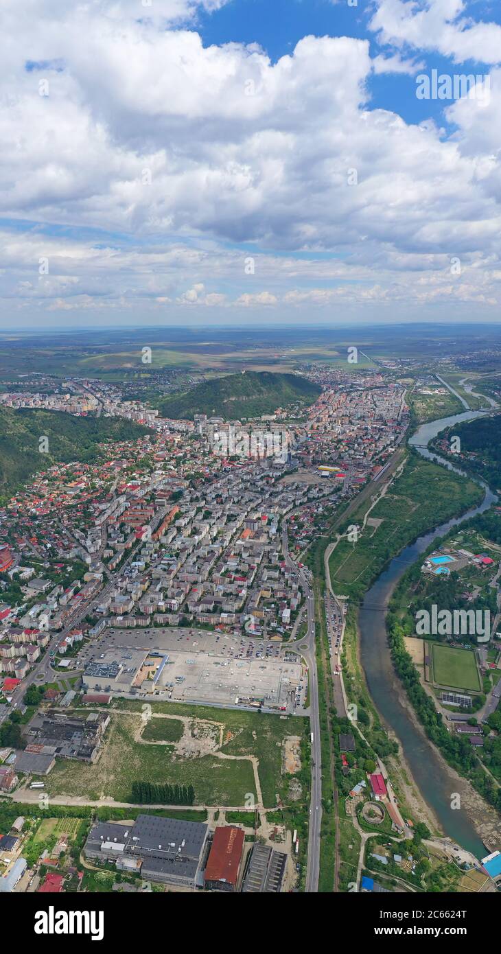 Vue aérienne de la ville de montagne, Piatra Neamt ville en Roumanie, vue d'en haut Banque D'Images