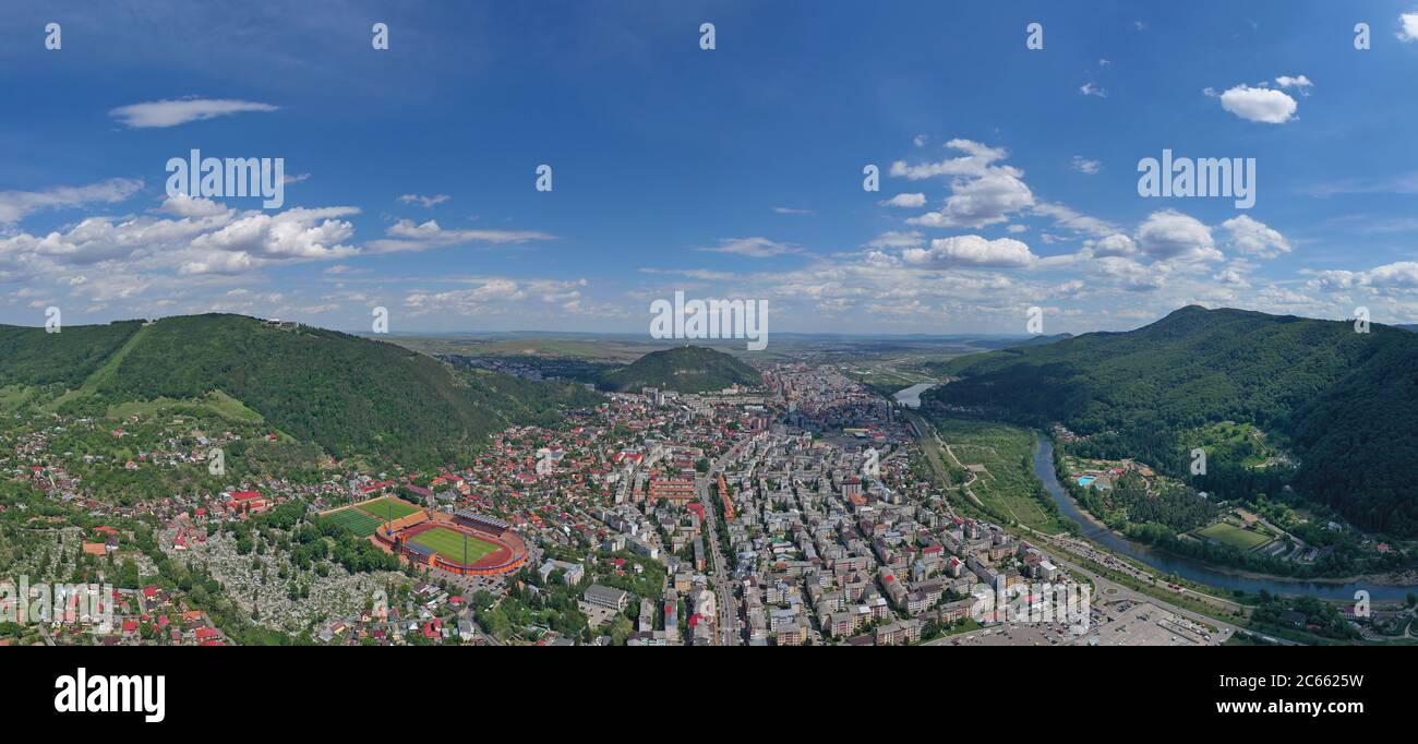 Ville de montagne d'été d'en haut, vue aérienne de Piatra Neamt ville en Roumanie Banque D'Images