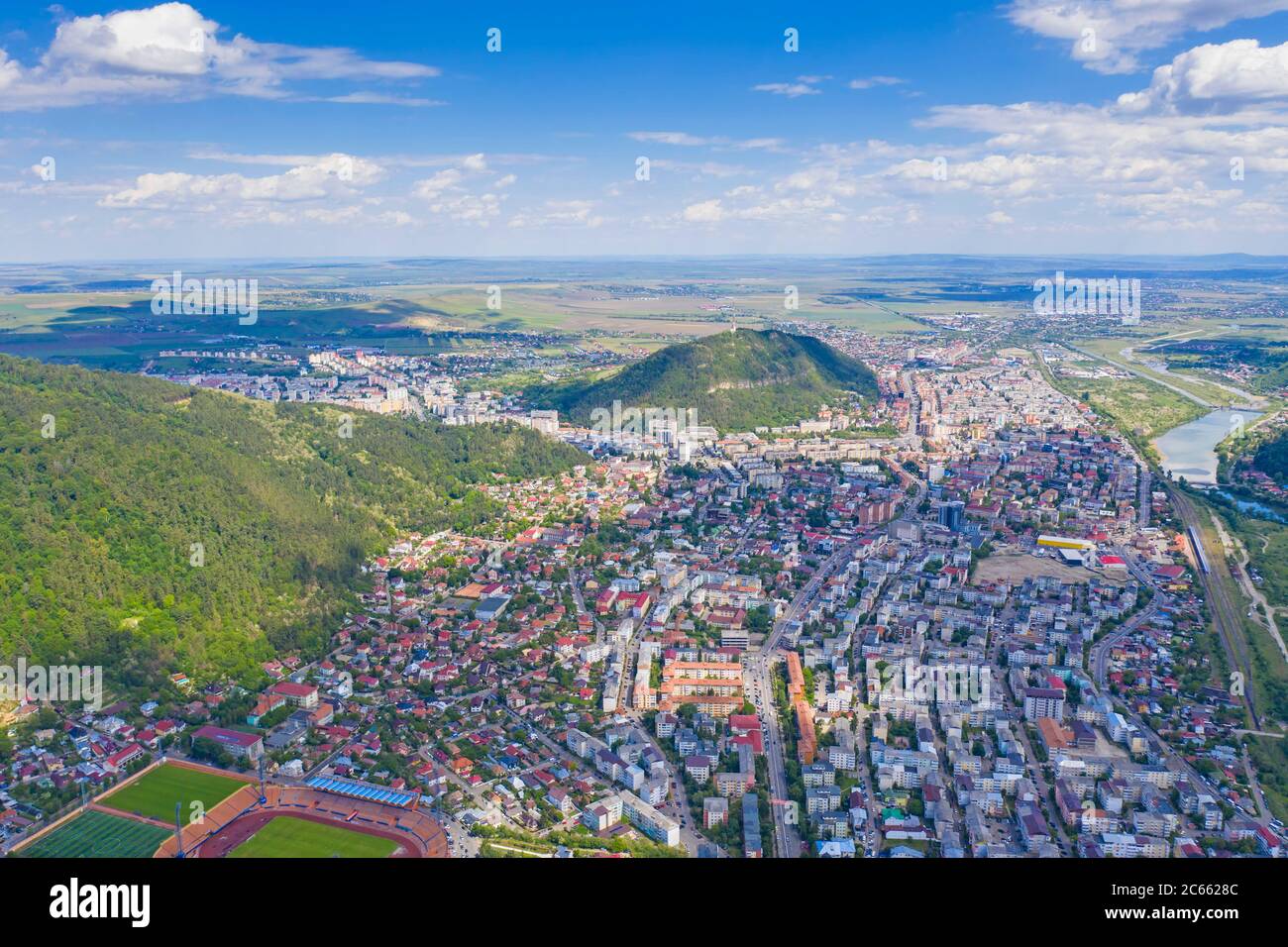 Vue en série de la ville de montagne d'été, ville de Piatra Neamt en Roumanie, vue ci-dessus Banque D'Images