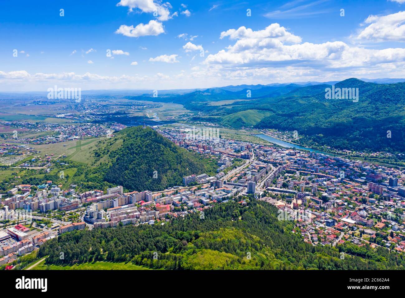 Ville aérienne d'été sur la vallée de montagne en Roumanie, Piatra Neamt ville vue d'en haut Banque D'Images