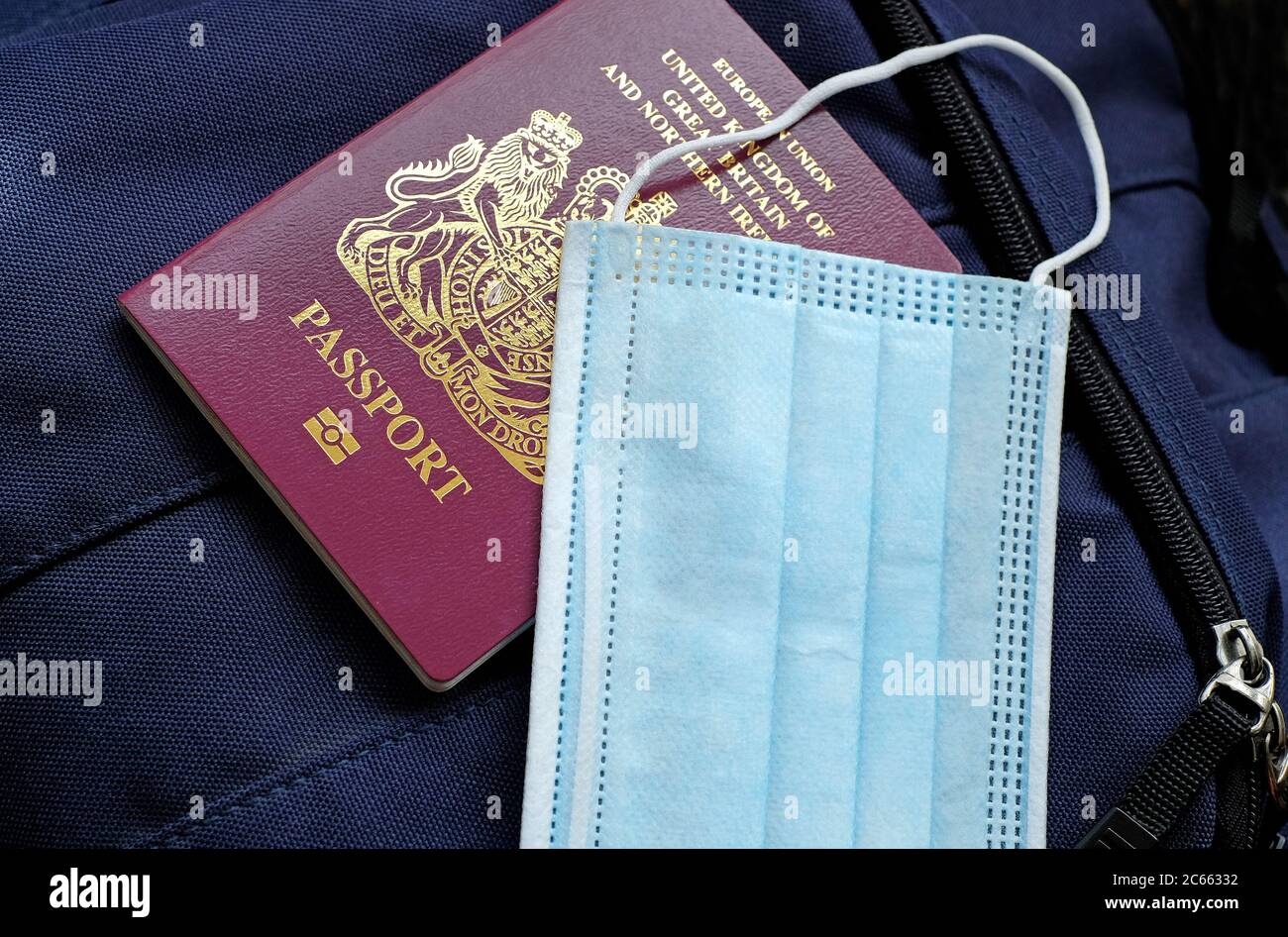 passeport britannique et masque facial, covid-19, coronavirus restrictions de voyage aérien Banque D'Images