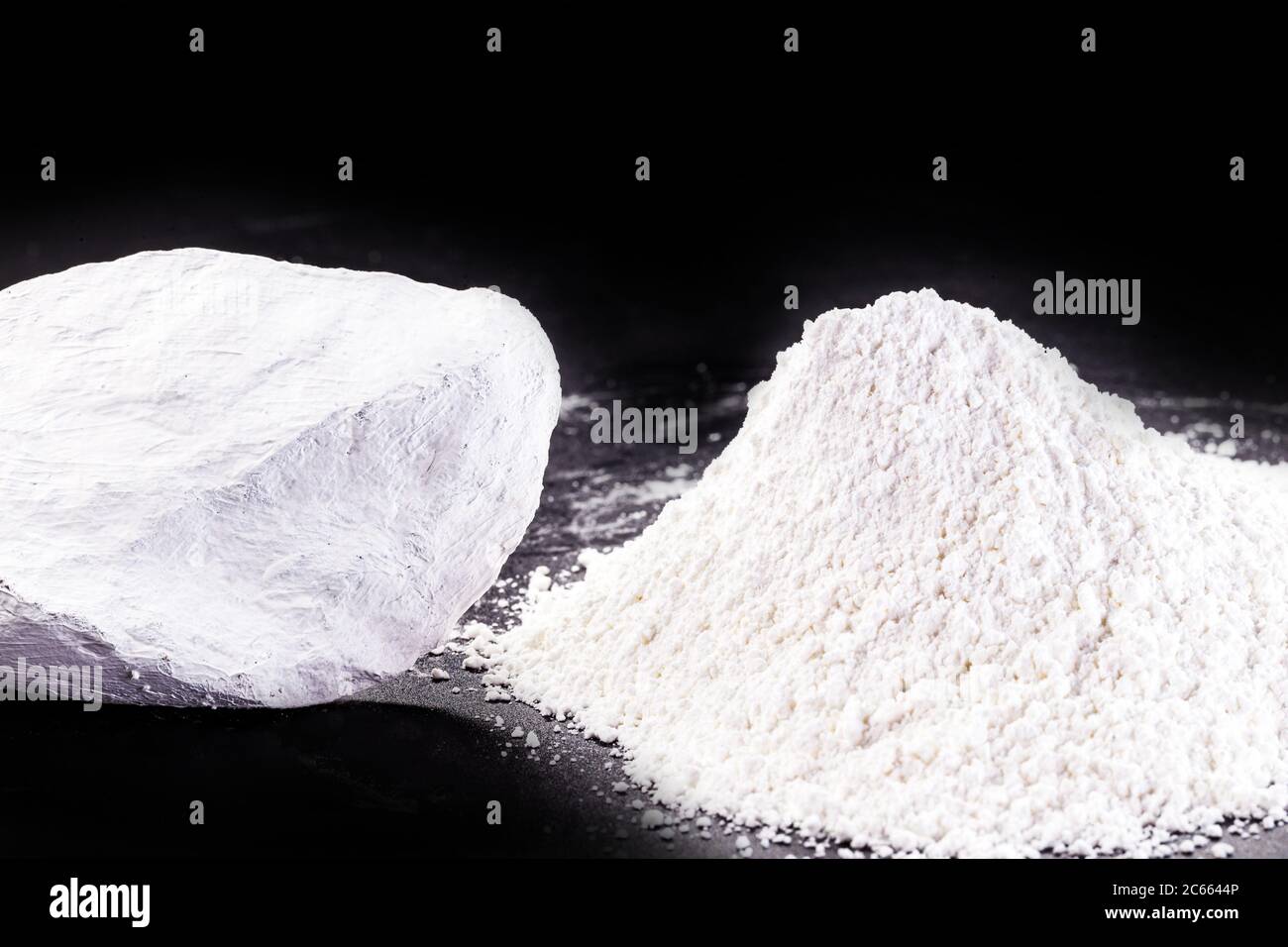 Le kaolin ou le kaolin est un minerai composé de silicates d'aluminium  hydratés, comme le kaolinite et l'haloisite. Utilisé dans la papaye,  comestible, céramique et peintures i Photo Stock - Alamy