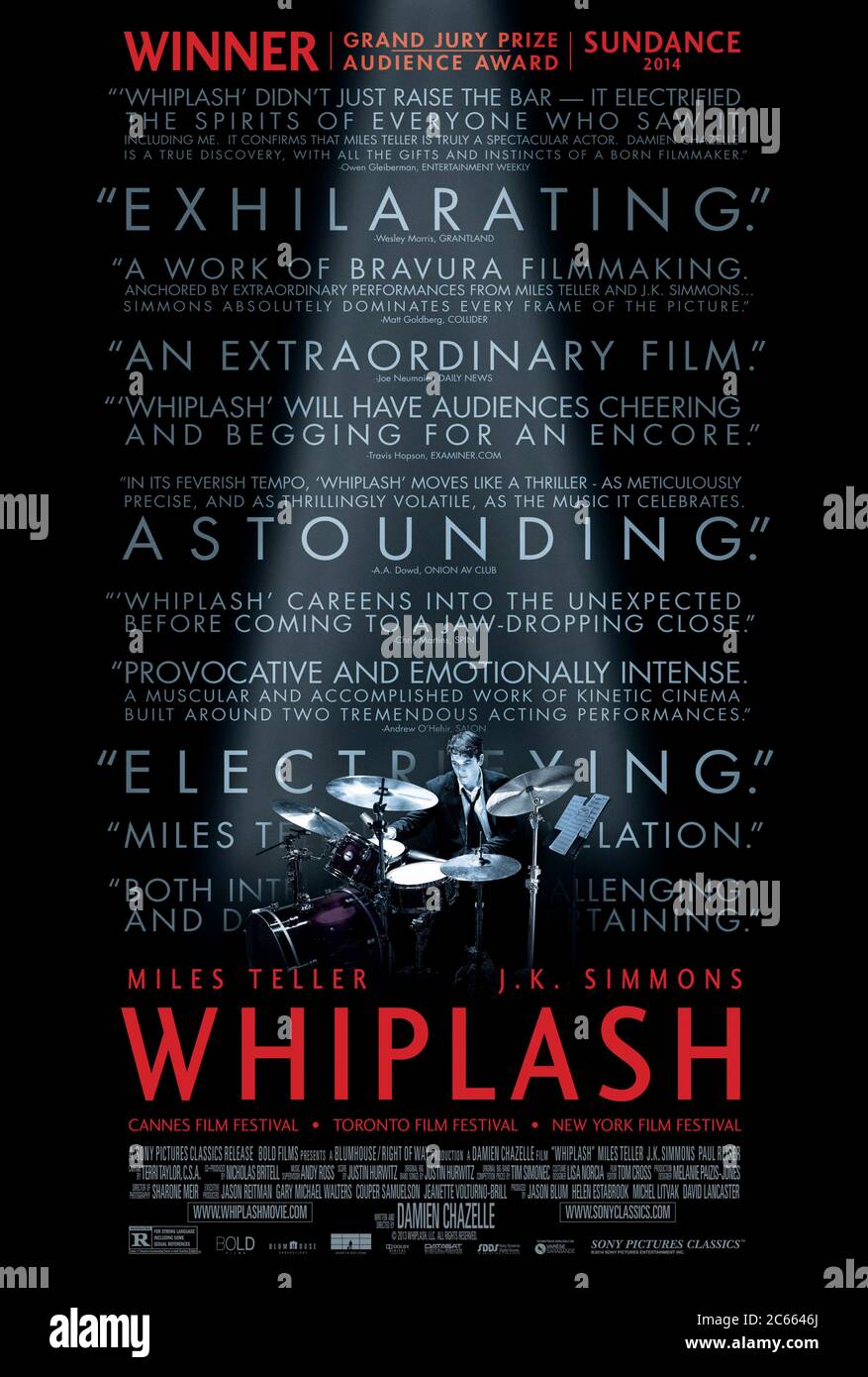 Whiplash (2014) réalisé par Damien Chazelle et mettant en vedette Miles Teller, J.K. Simmons et Melissa Benoist. Un batteur entre dans un conservatoire de musique où il est poussé au bord par un enseignant obsessionnel. Banque D'Images