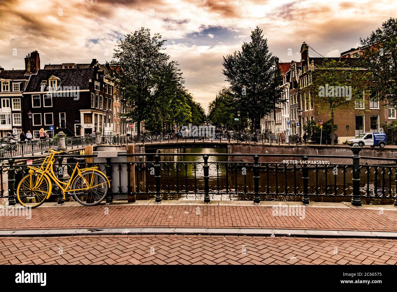 Canaux avec balustrade, pont et vélo à Amsterdam, Hollande, pays-Bas Banque D'Images