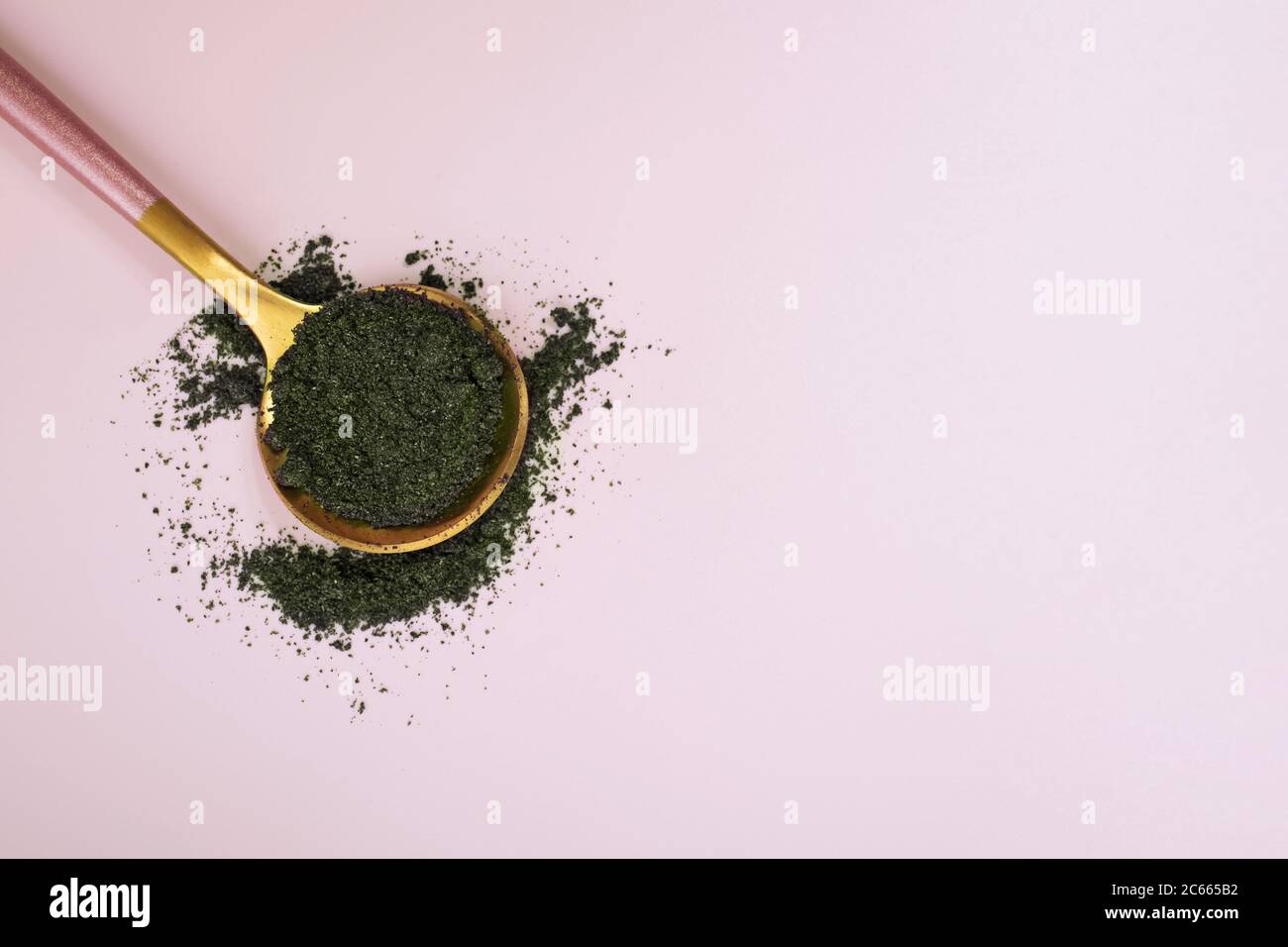 Spiruline ou chlorella en poudre dans la cuillère Banque D'Images