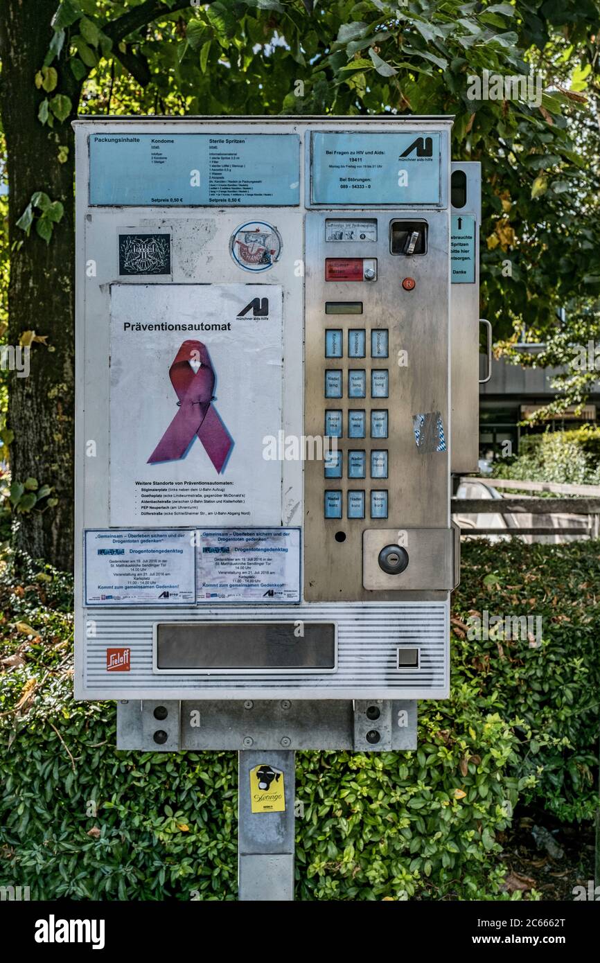 Condom et machine à seringue de médicaments, Munich, Bavière, Allemagne Banque D'Images