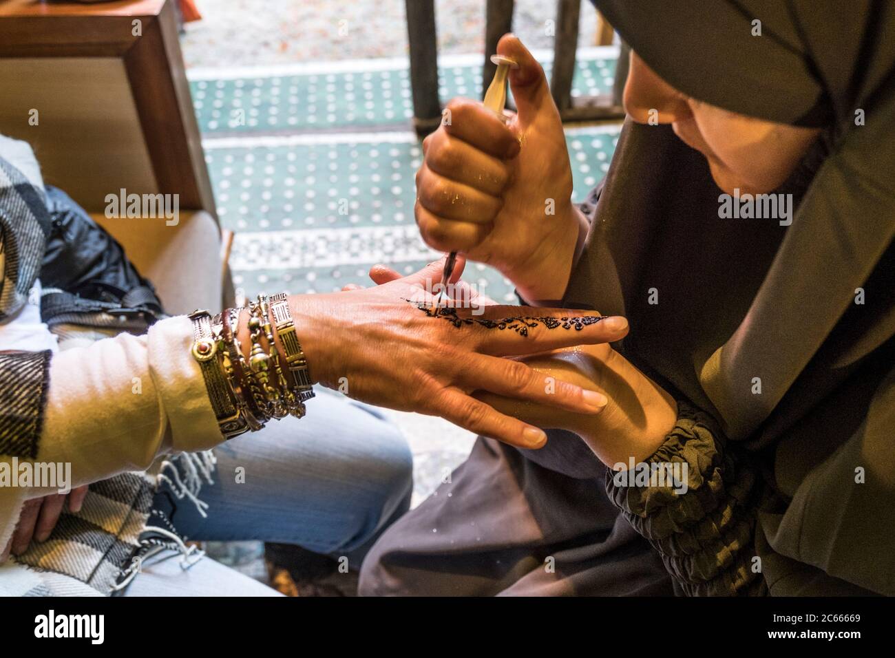 Peinture d'une main avec Henna à Marrakech, Maroc Banque D'Images
