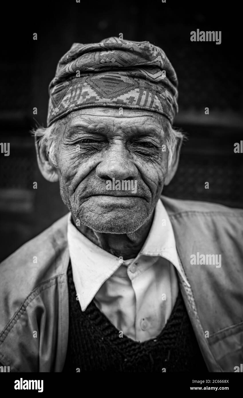 Portrait noir et blanc d'un homme asiatique d'âge moyen souriant à l'appareil photo. Banque D'Images