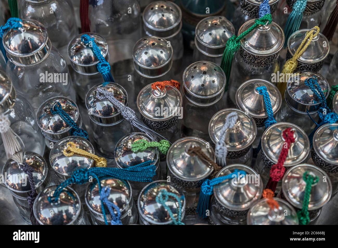 Petites bouteilles en verre pour épices, savons et liquides dans un souk à Marrakech, Maroc Banque D'Images