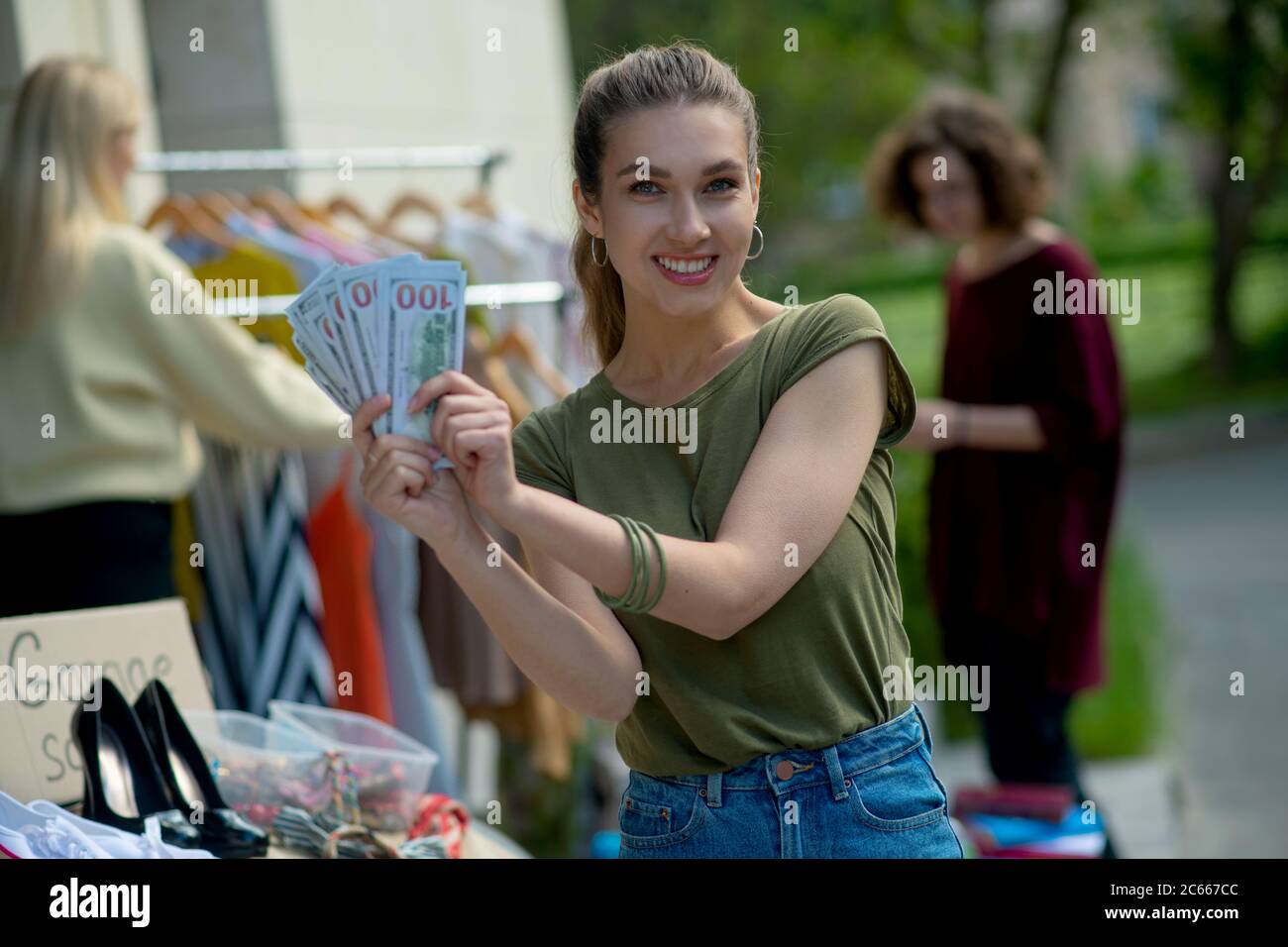 Une femme positive qui gagne de l'argent à la vente Banque D'Images