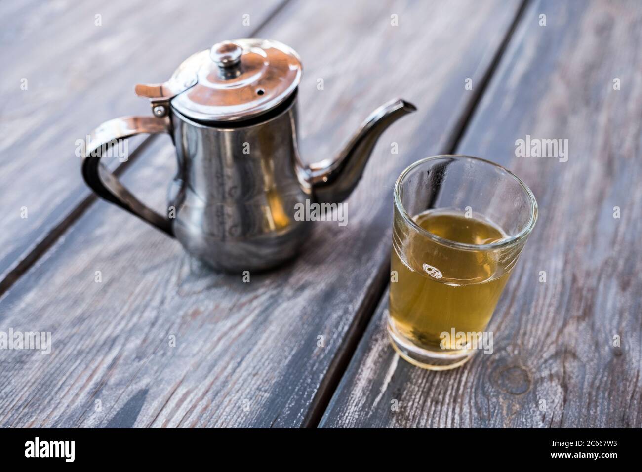 Boire du thé, de la théière et du thé à la menthe poivrée dans un verre à thé Banque D'Images